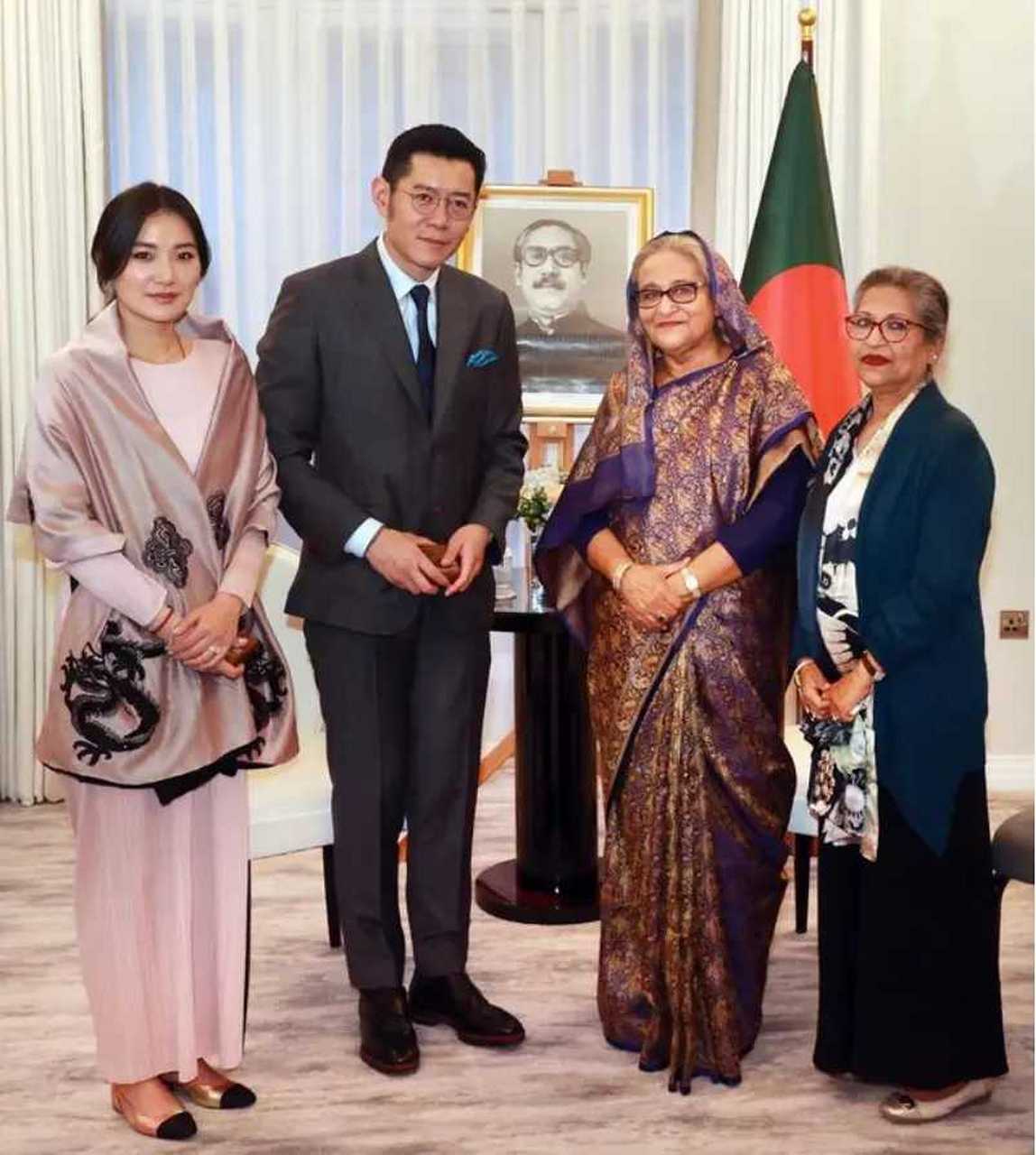 不丹王后佩玛和国王双双戴眼镜逛街!