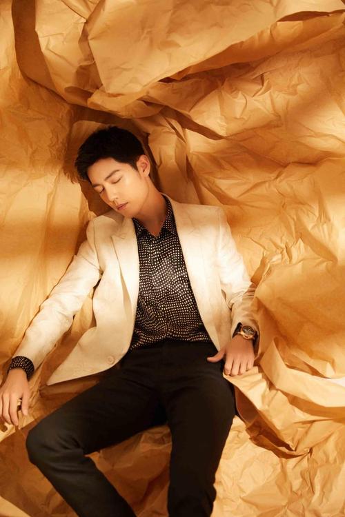 1,肖战跟小浪高层的交情还是不错的,他的热度太高,活粉多,很多话题都