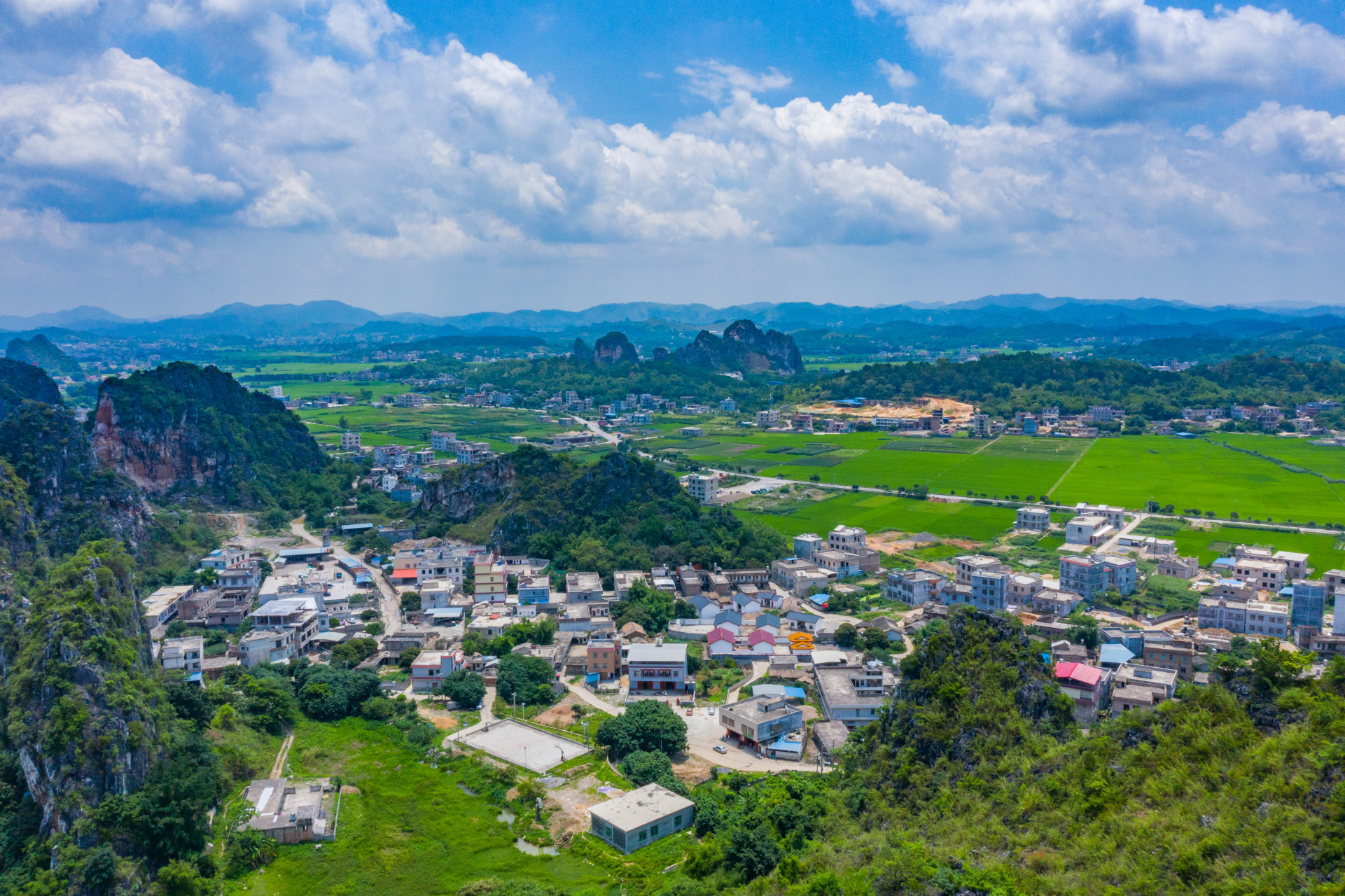 喀斯特地貌下的龙珠湖 自驾游经过玉林陆川县,发现一喀斯特地貌,在