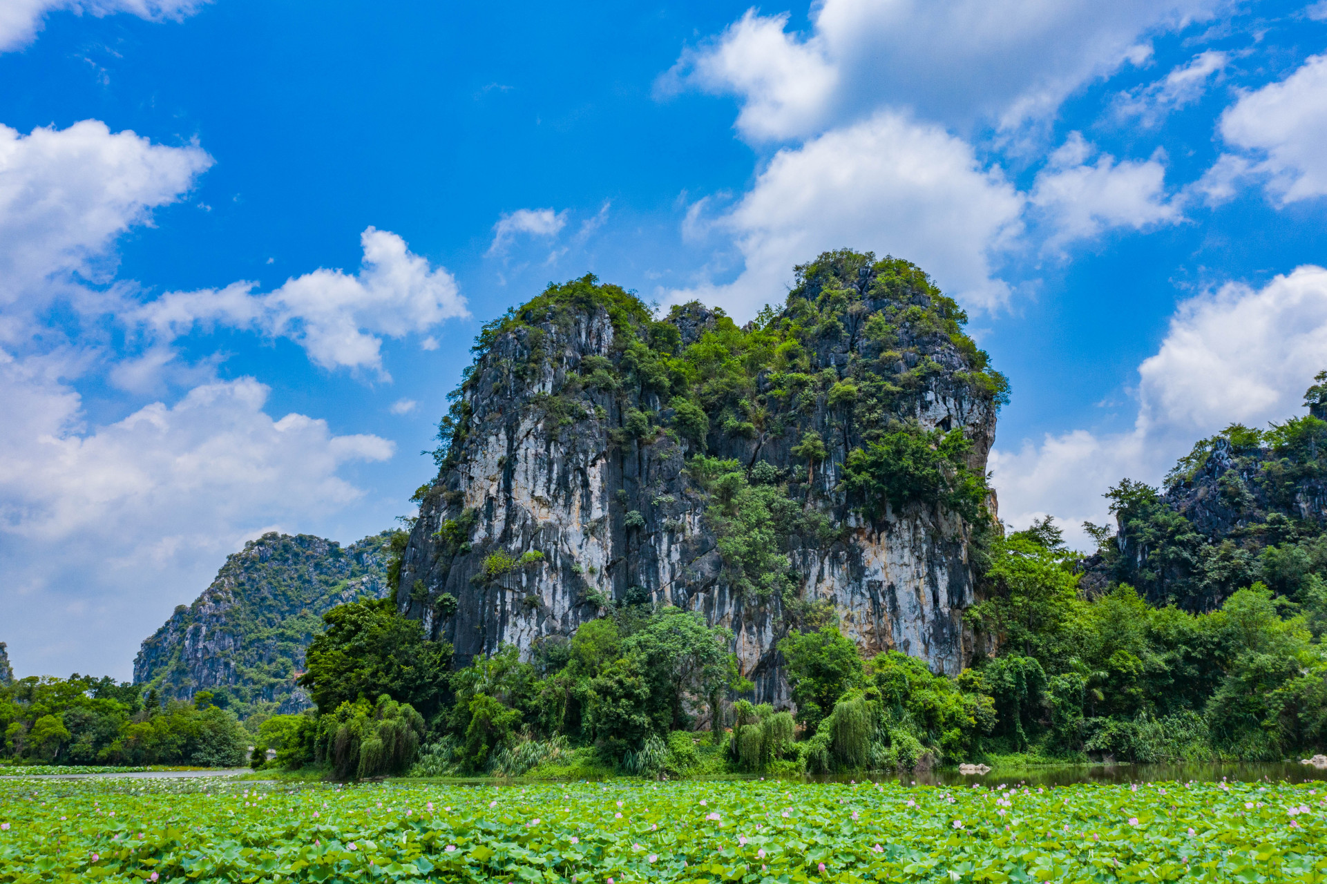 喀斯特地貌下的龙珠湖 自驾游经过玉林陆川县,发现一喀斯特地貌,在