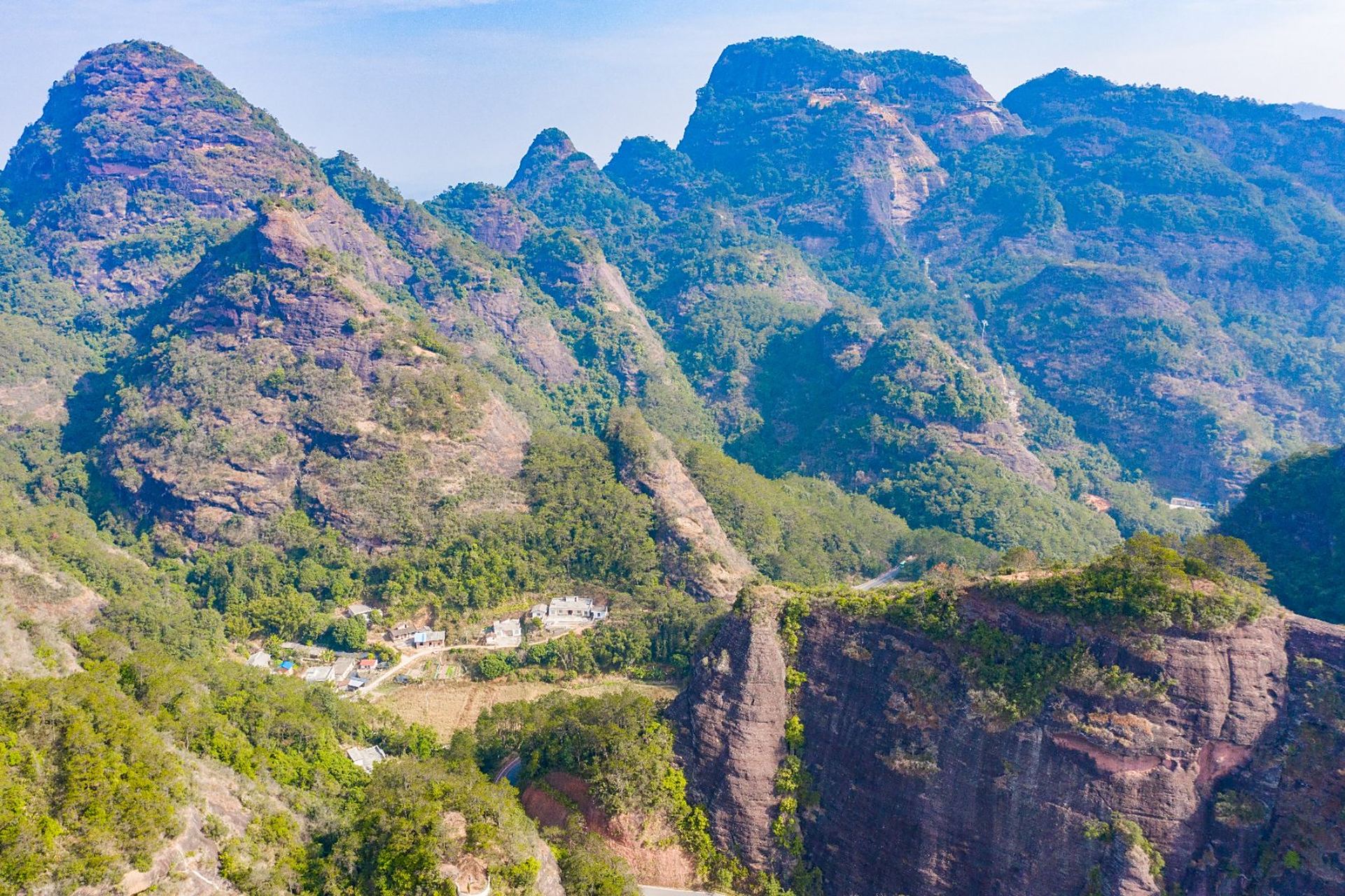 广西容县有座山叫都峤山,旅行家祖师爷徐霞客曾到此一游,今天我追随