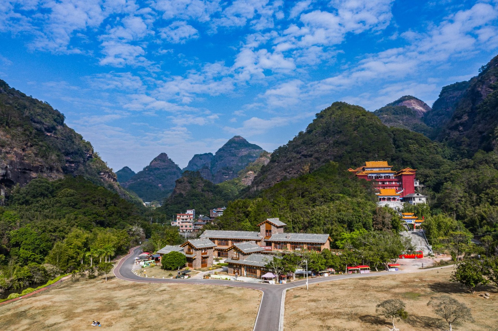 广西容县有座山叫都峤山,旅行家祖师爷徐霞客曾到此一游,今天我追随