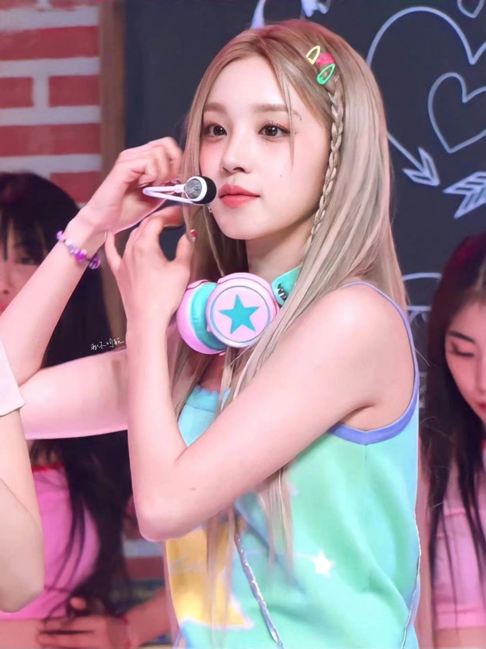 杨幂李现经常一起打游戏,除此之外没什么联系了.   2.