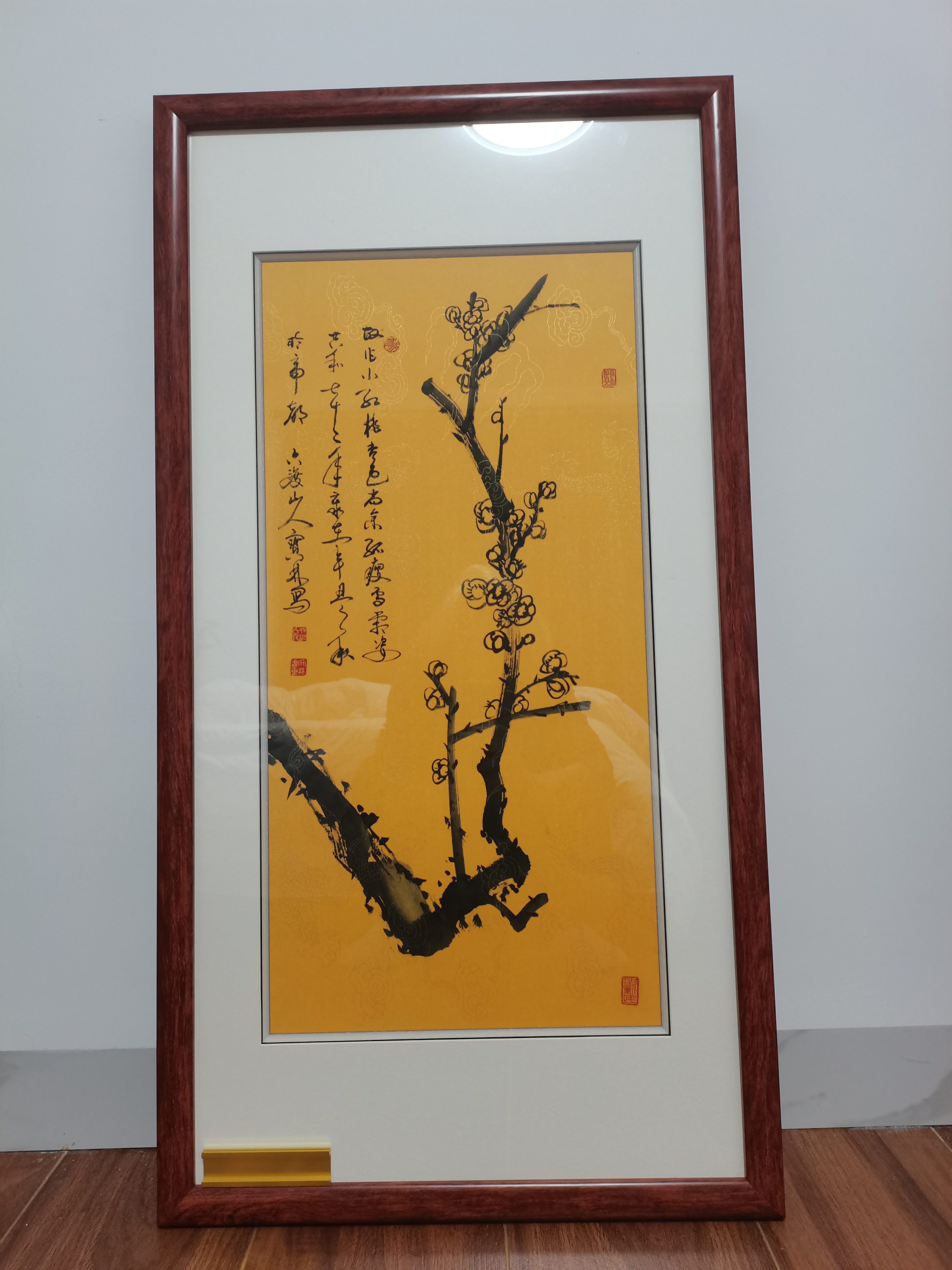 梅花欢喜漫天雪,冻死苍蝇未足奇 书法作品装裱后,字迹模糊却韵味无穷