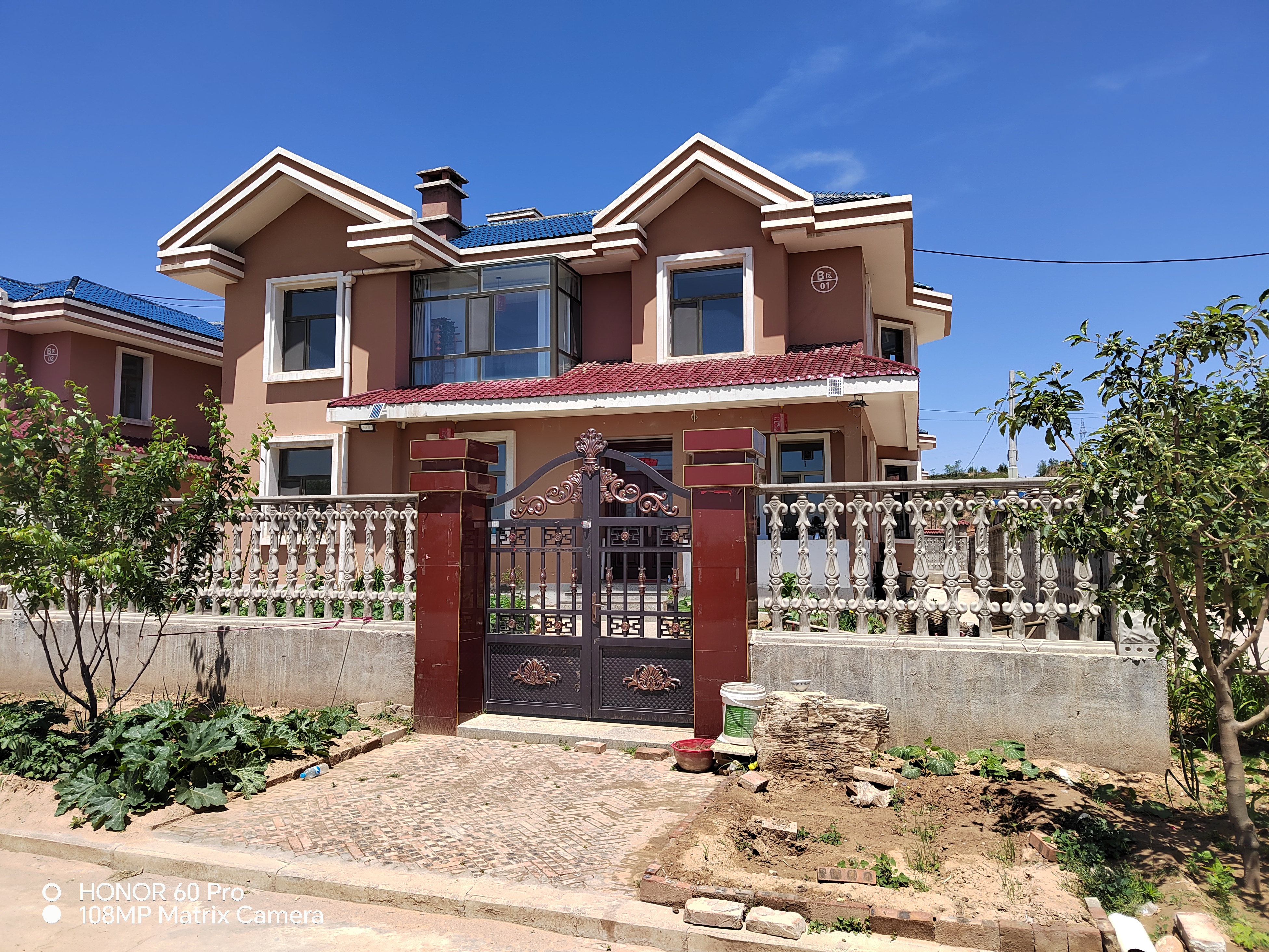 深蓝澄澈日相闻,碧海翻腾几缕云