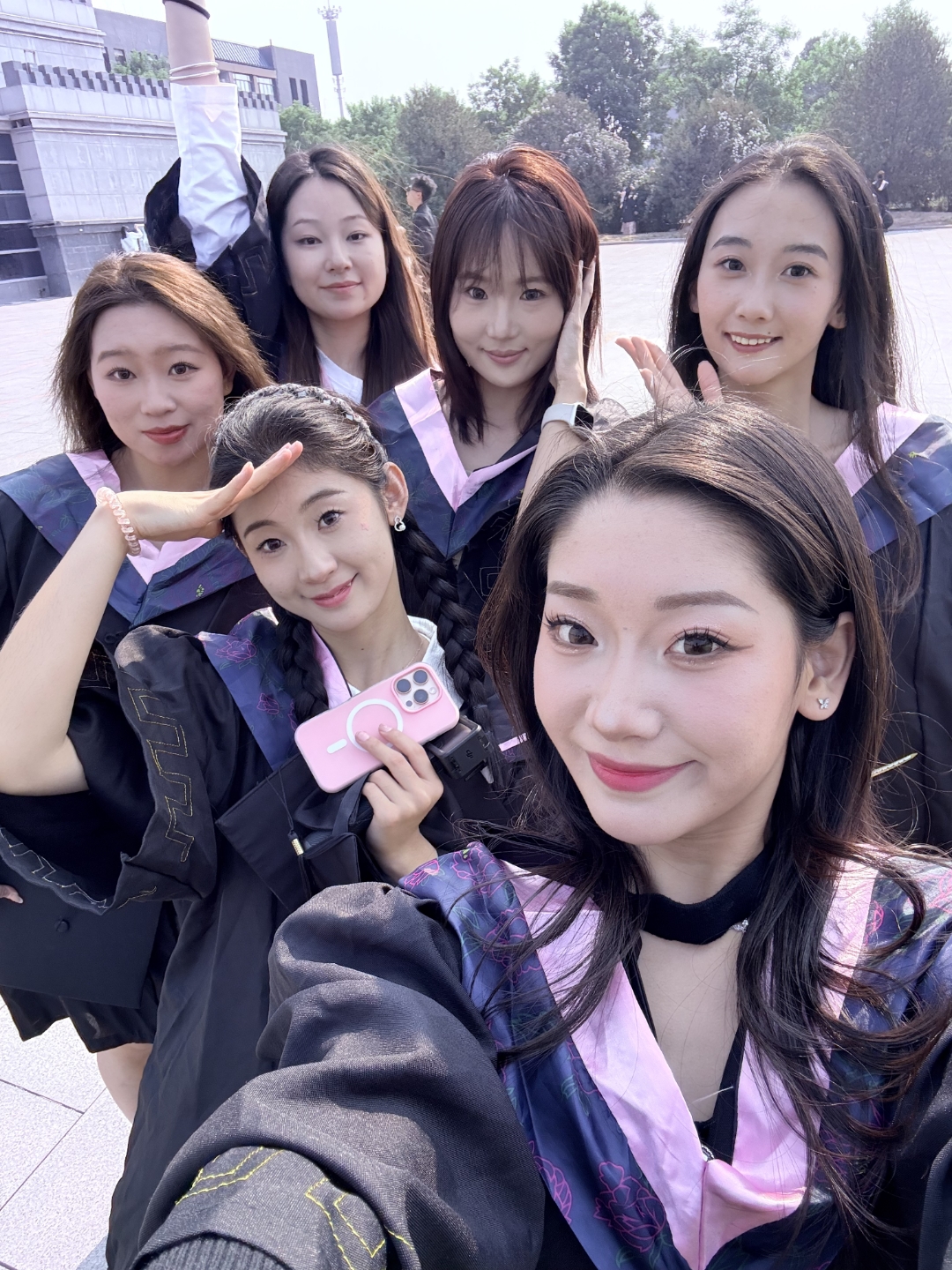 四载韶光弹指过,青衿褪尽疏狂