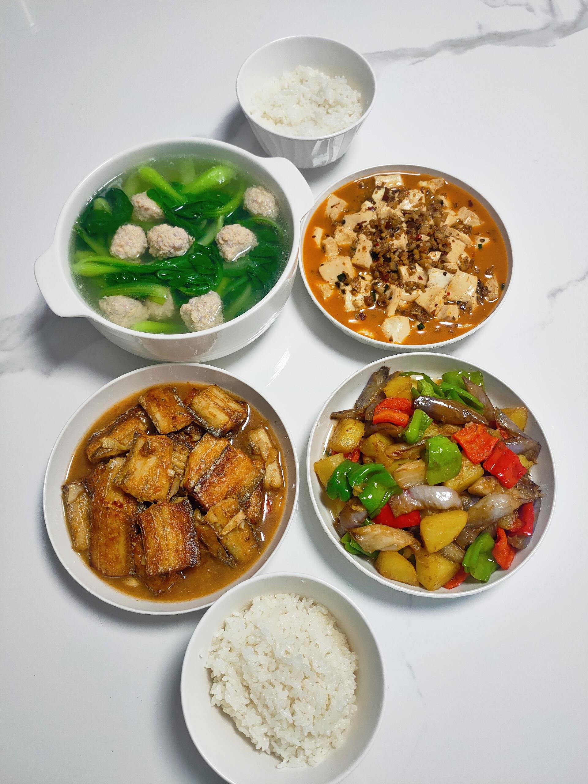 点赞支持谢谢! ①肉沫豆腐 ②地三鲜 ③红烧带鱼 ④青菜肉圆汤