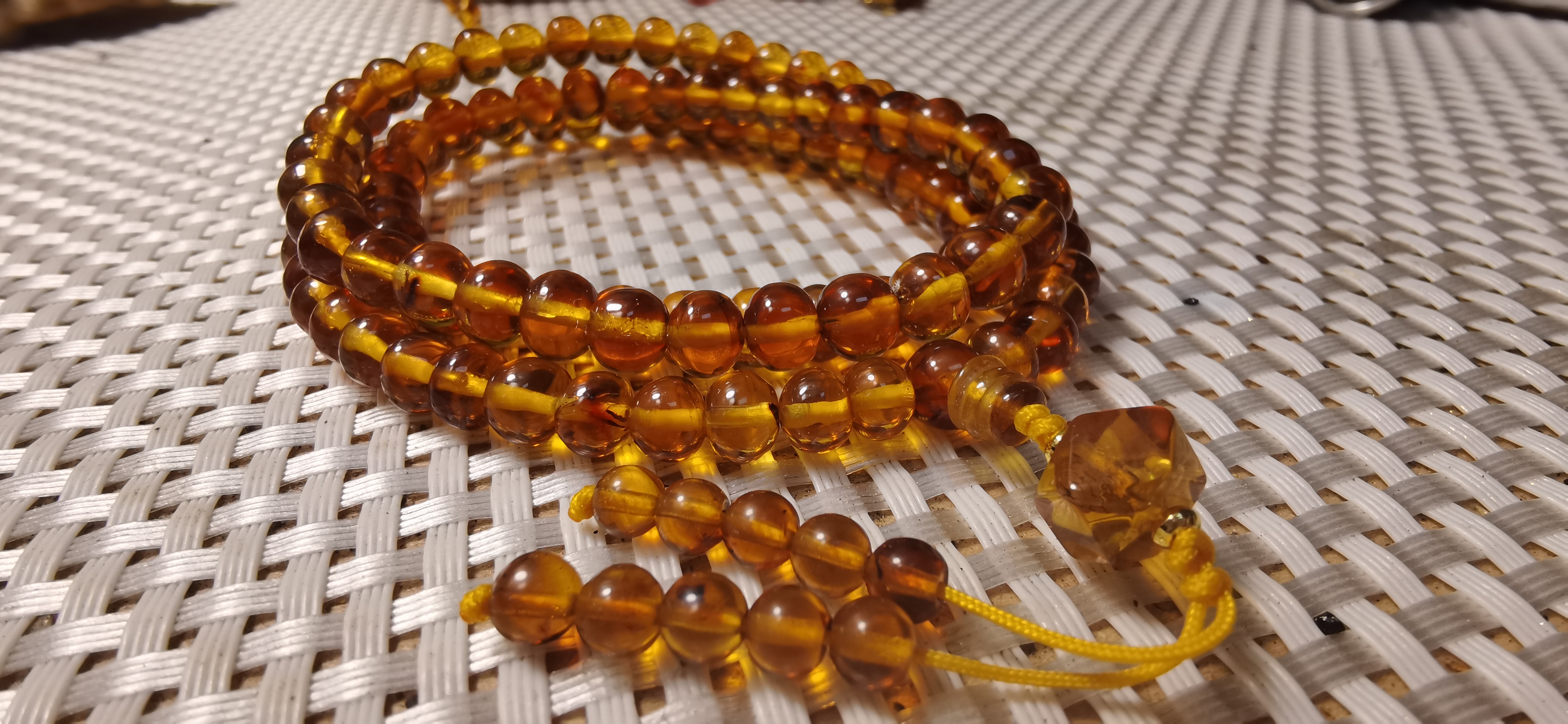 其中,金珀作为琥珀中的**,色泽如晨曦初绽,澄澈透亮,仿佛将金色