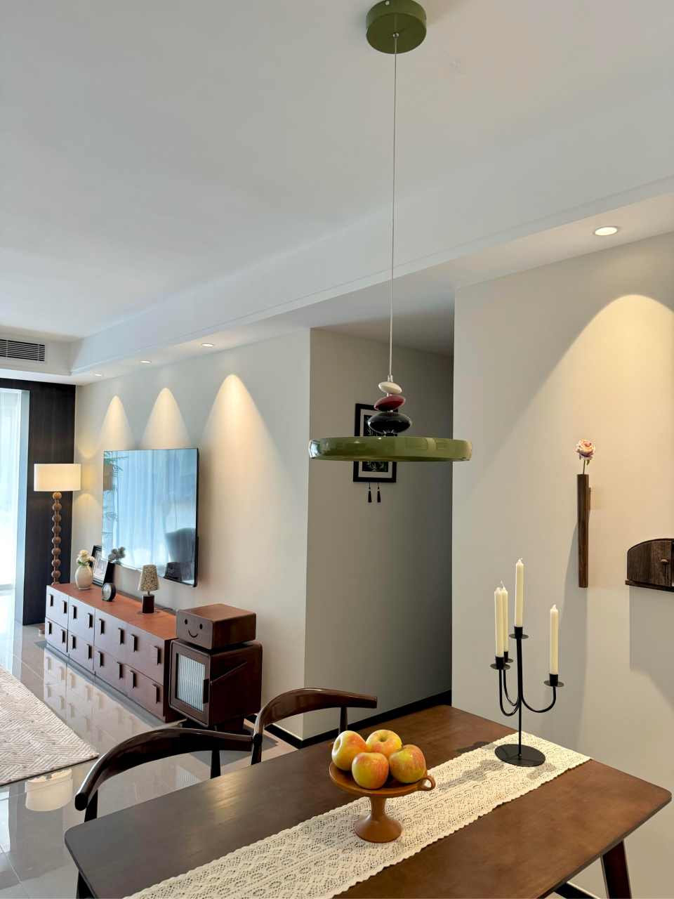 5米 套内98平 客餐厅一体 偏深色系的复古风装修风格  78重软装轻硬