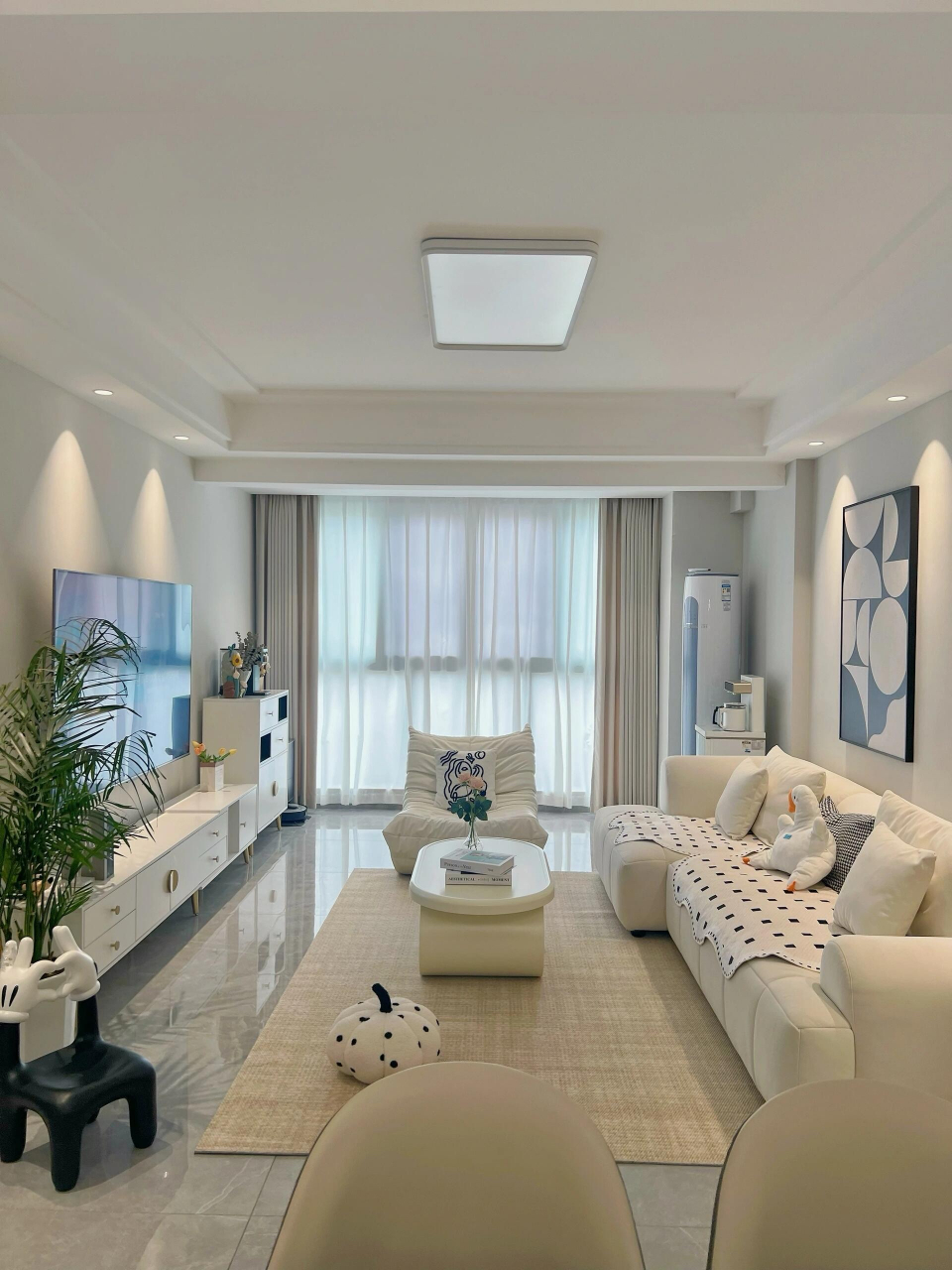 15平小户型客厅这样装真的显大～  我家是套内80平小三室,硬装简简单