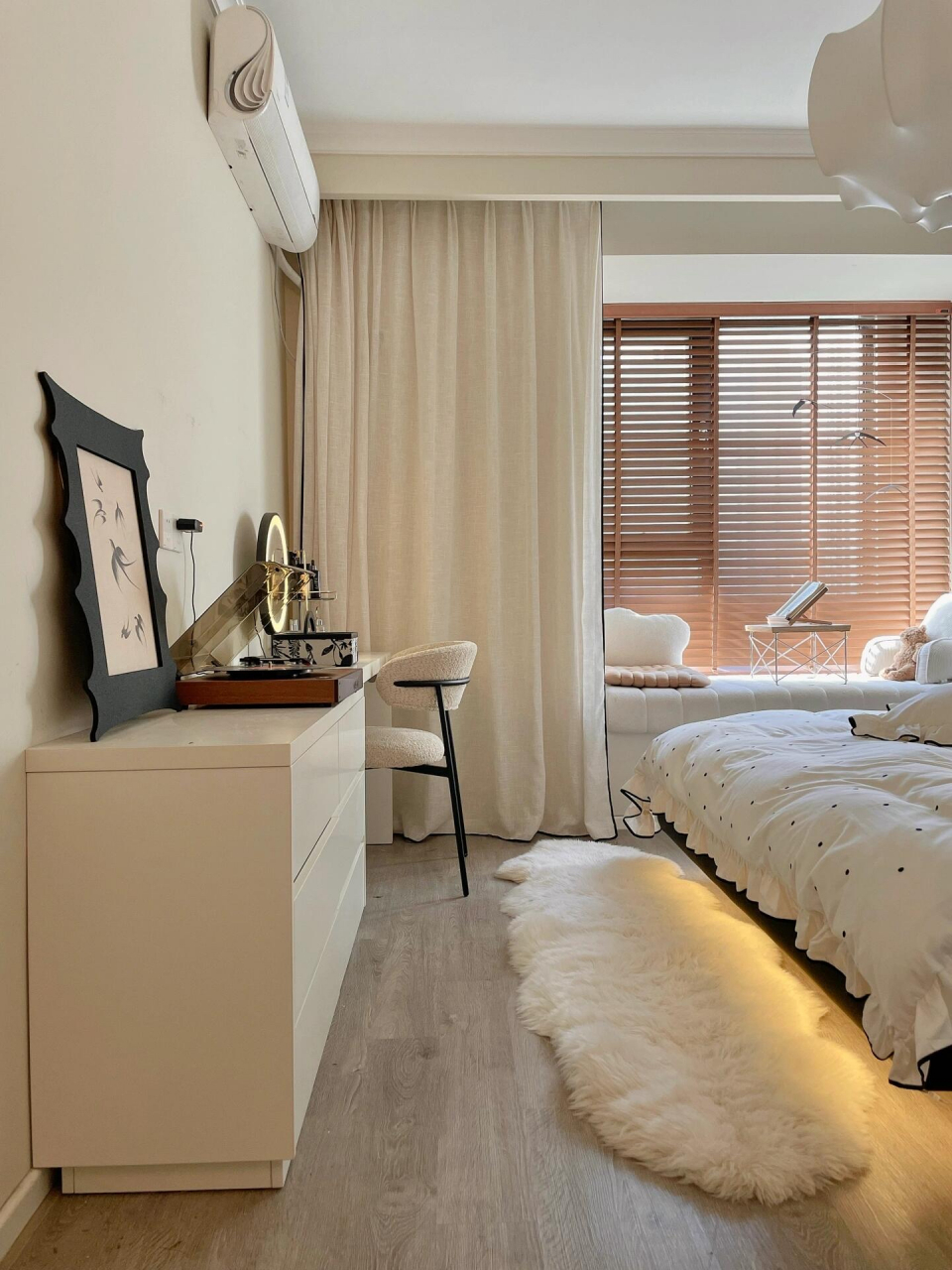我的卧室很简单,但不妨碍我喜欢～💓 主卧只有13平～简单而温馨