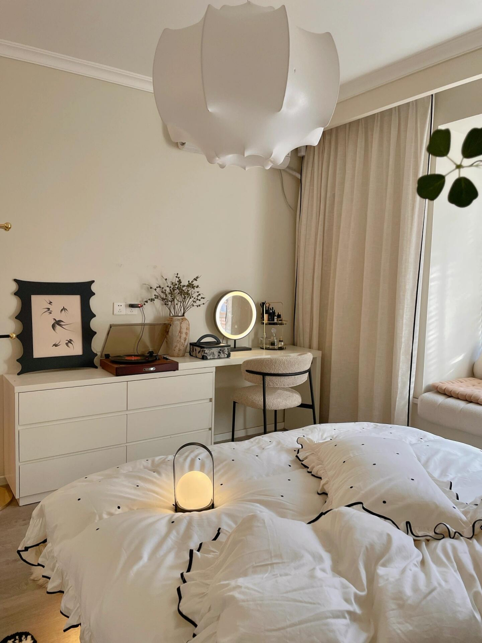我的卧室很简单,但不妨碍我喜欢～💓 主卧只有13平～简单而温馨