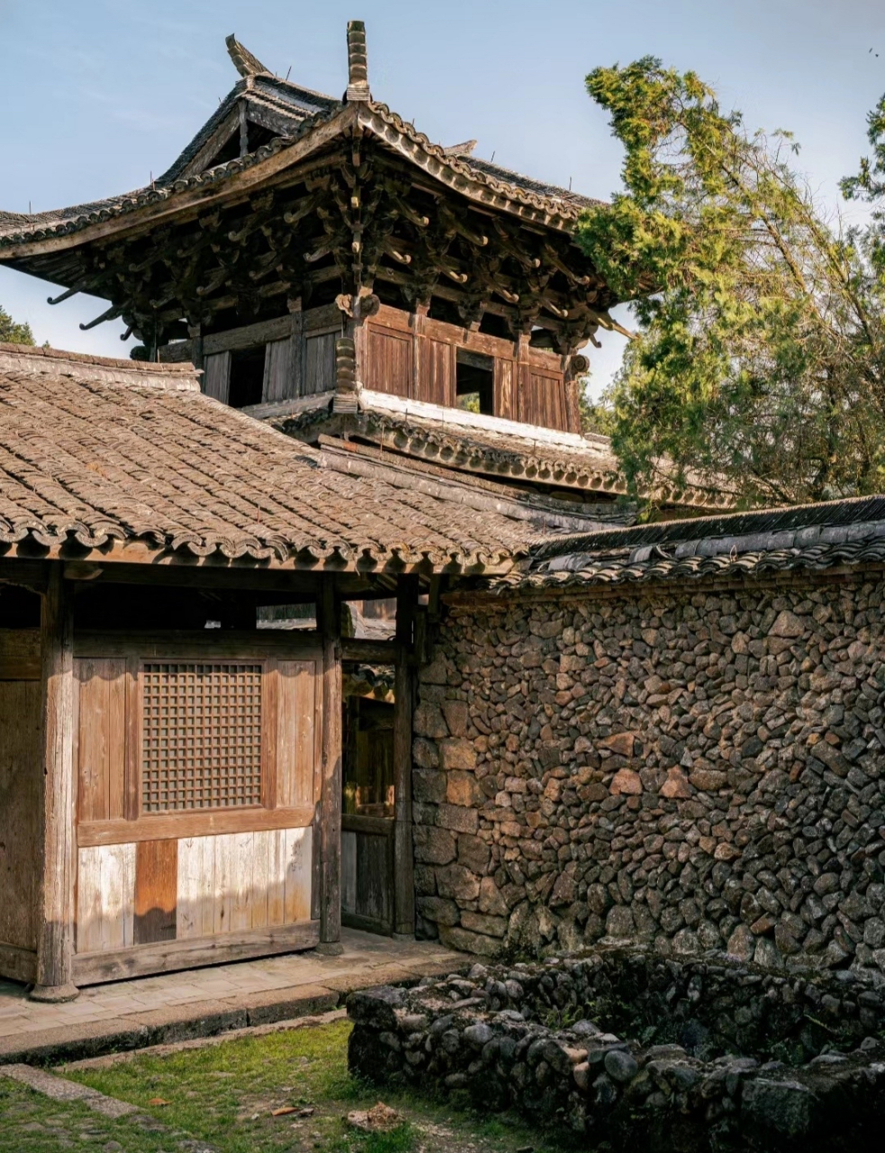 绿树红墙,青砖黛瓦 中国传统建筑 给人感觉总是如诗如画#建筑设计
