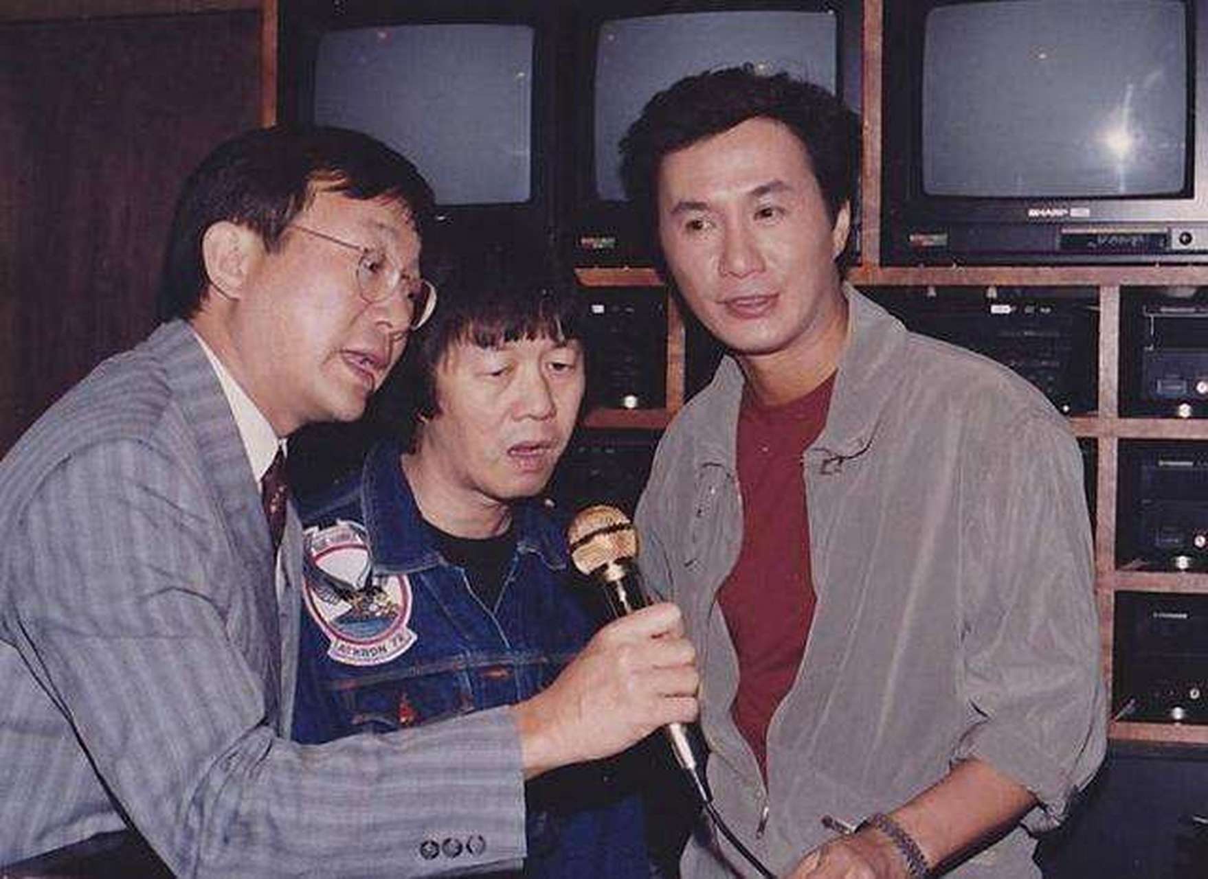 香港粤语流行歌开山之作《铁塔凌云》   1972年4月,年仅23岁的许冠杰