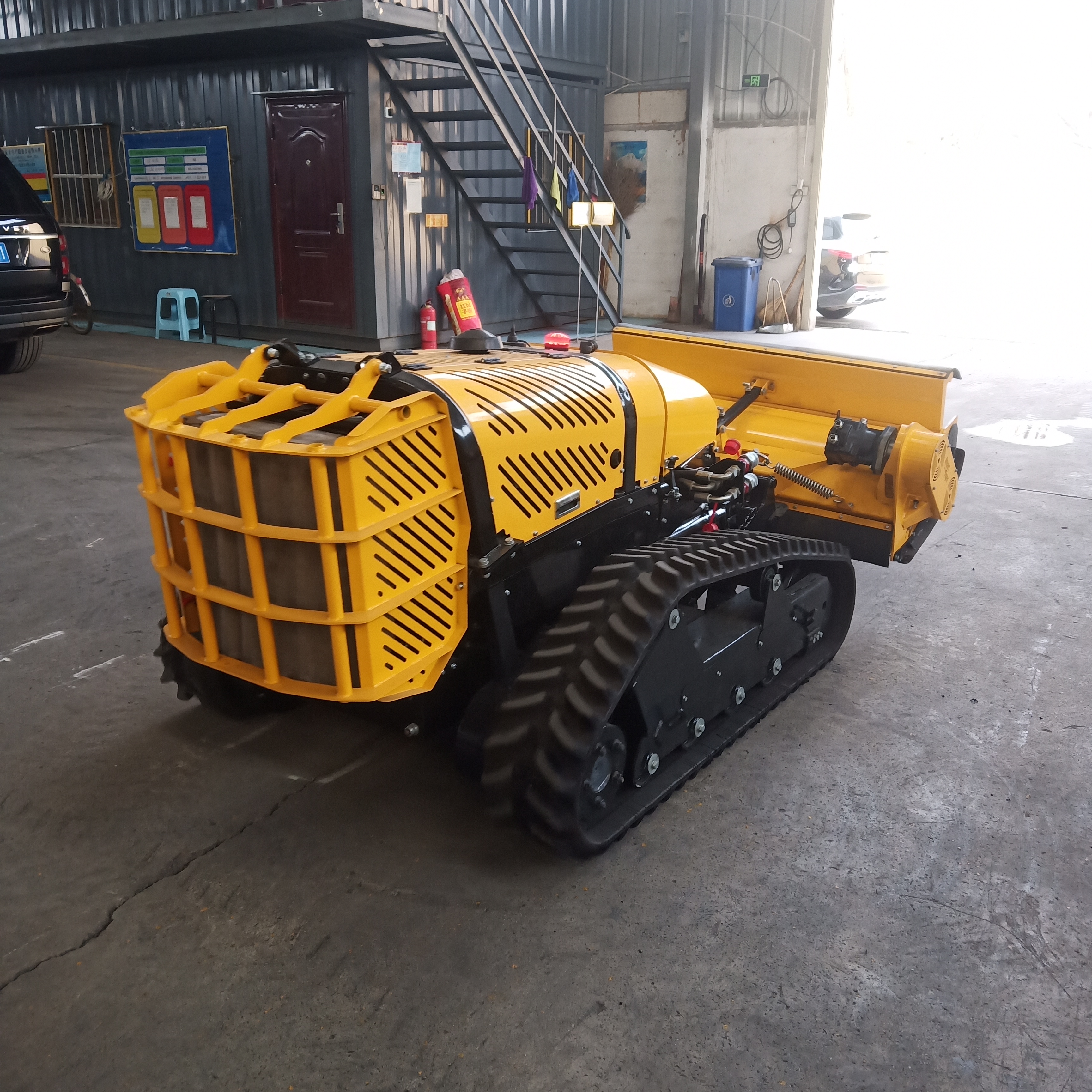 专为斜坡,陡坡,堤坝,河岸等设计,能够在倾斜角度较大的地形上稳定工作