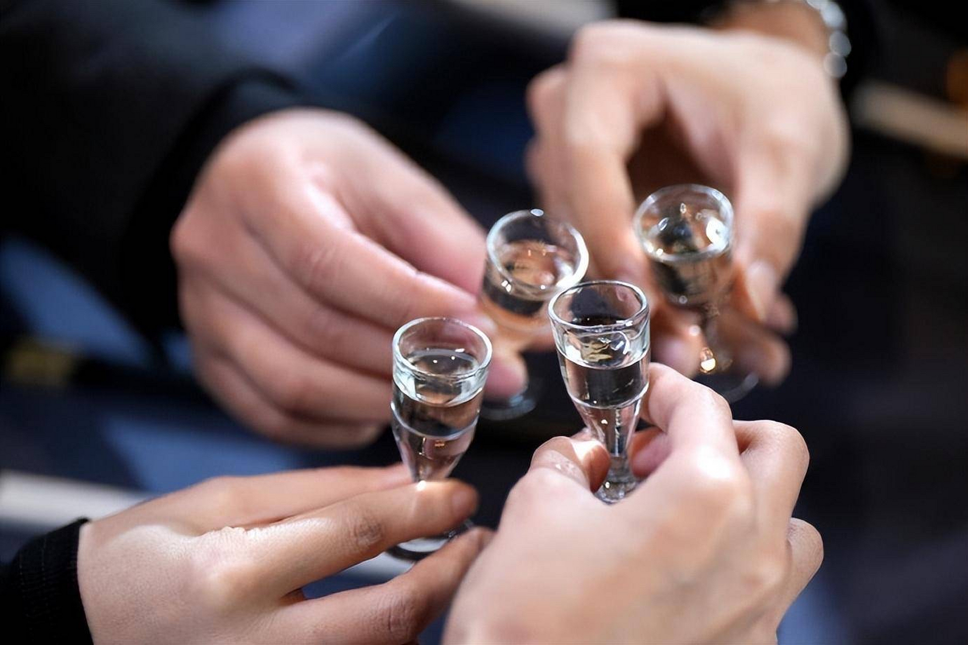 一开始很多人不信,这么年轻怎么就这么喝死了,平时