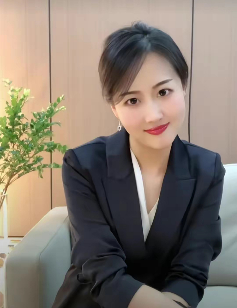 我闺蜜,体制内的办公室副主任,167㎝,53公斤,身材挺好的,连女的看一眼