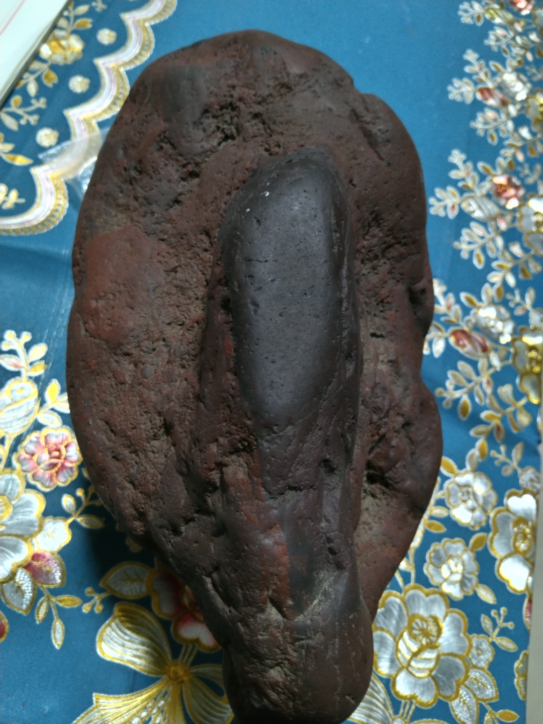 石友老师们晚上好,这是一块石头,紫红色,无磁性肯请石友老师们给予