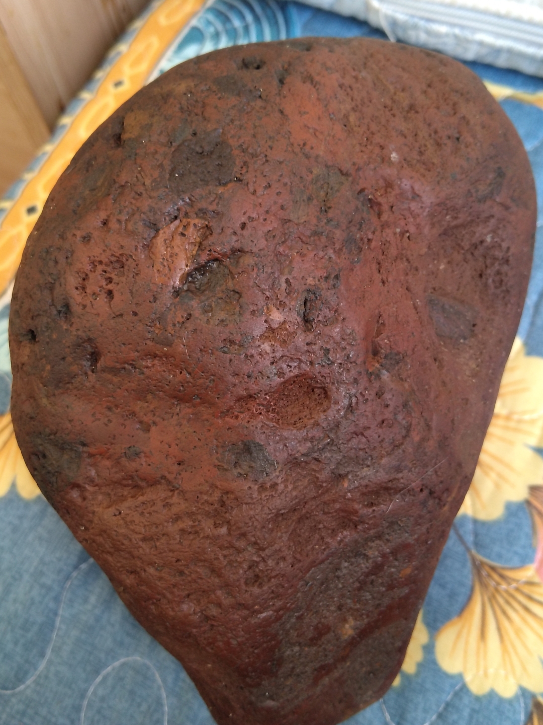 春节申遗成功#这是一块石头,在怀柔科学城附近发现的,暗红色,中磁性