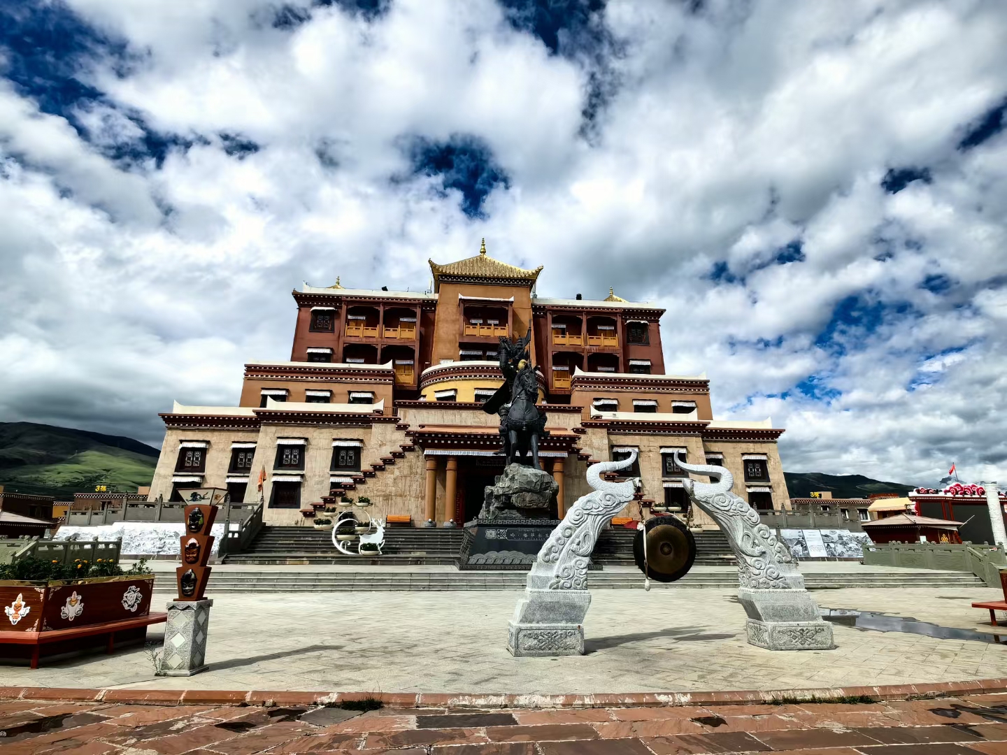 甘孜藏族自治州 · 甘孜县格萨尔王城 甘孜镇g317旁