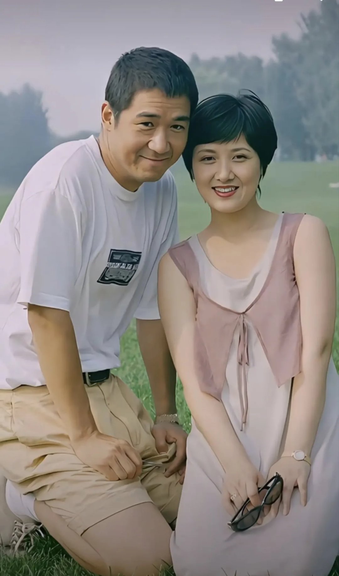 年轻时的张国立确实长得好看,有种斯文的风度,难怪邓