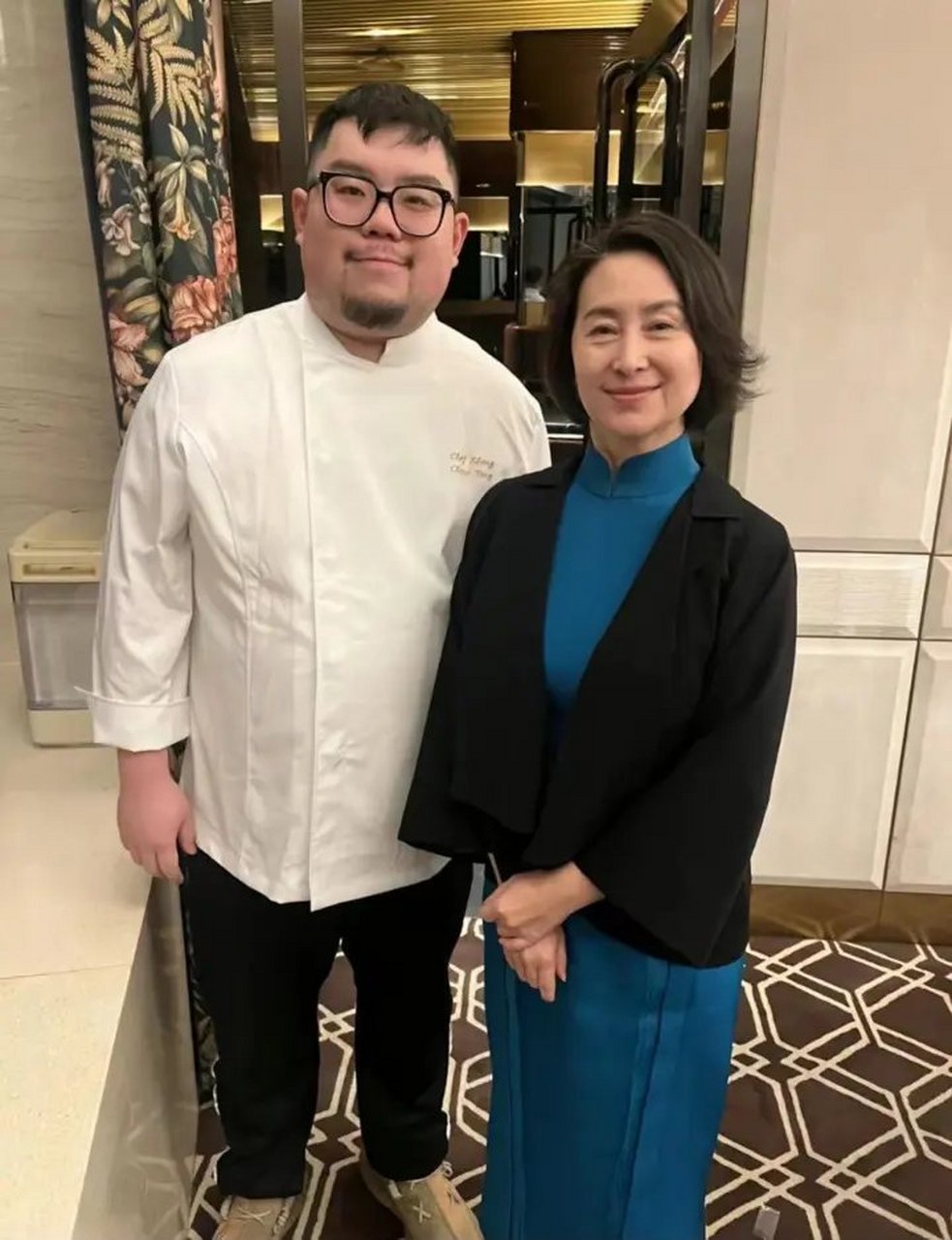 近日,女富豪何超琼现身北京与网红厨师共进晚餐的消息引起了网友们的