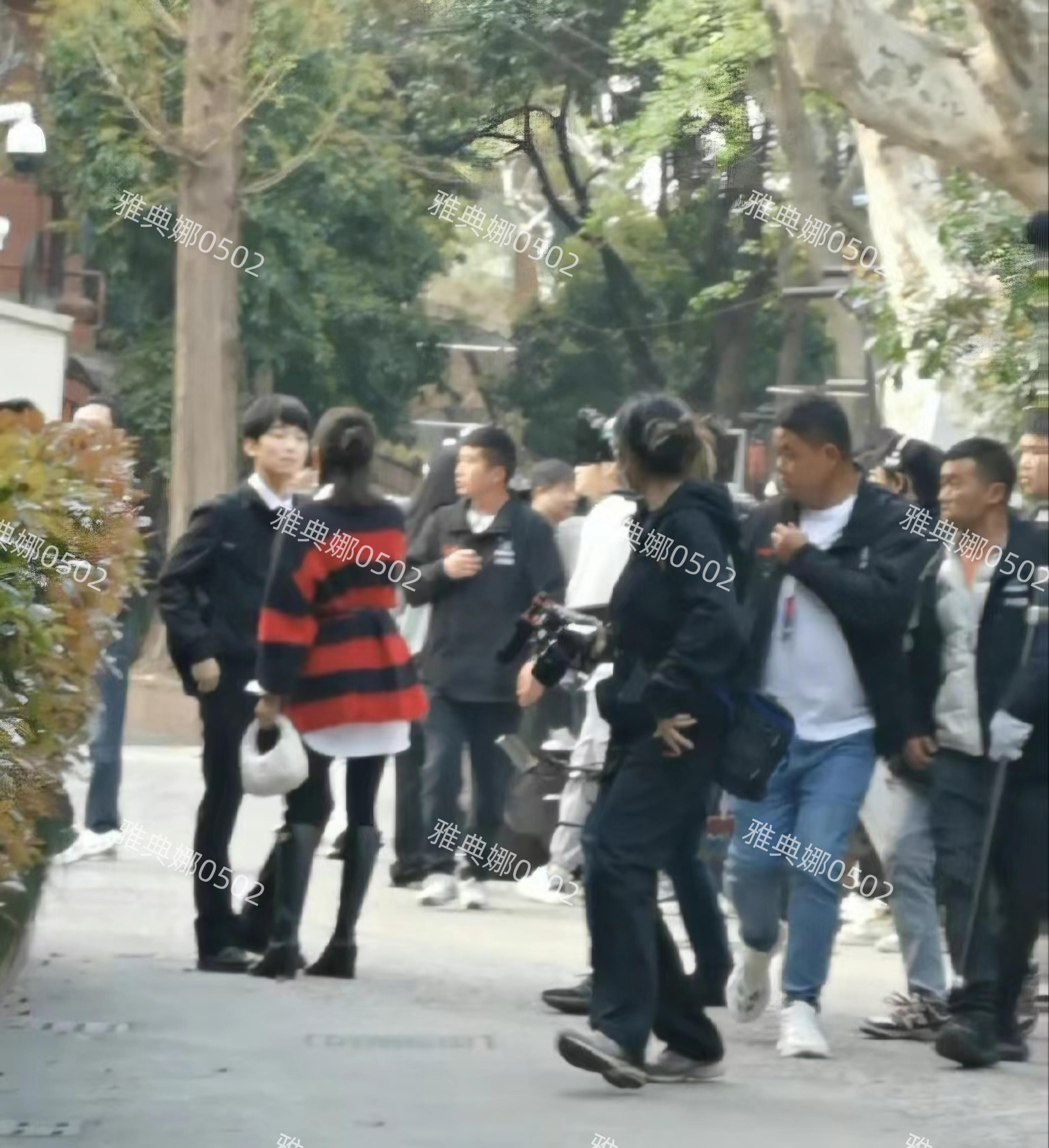 跟比她小11岁的董子健拍戏也毫无压力,真人年轻漂亮有气质.