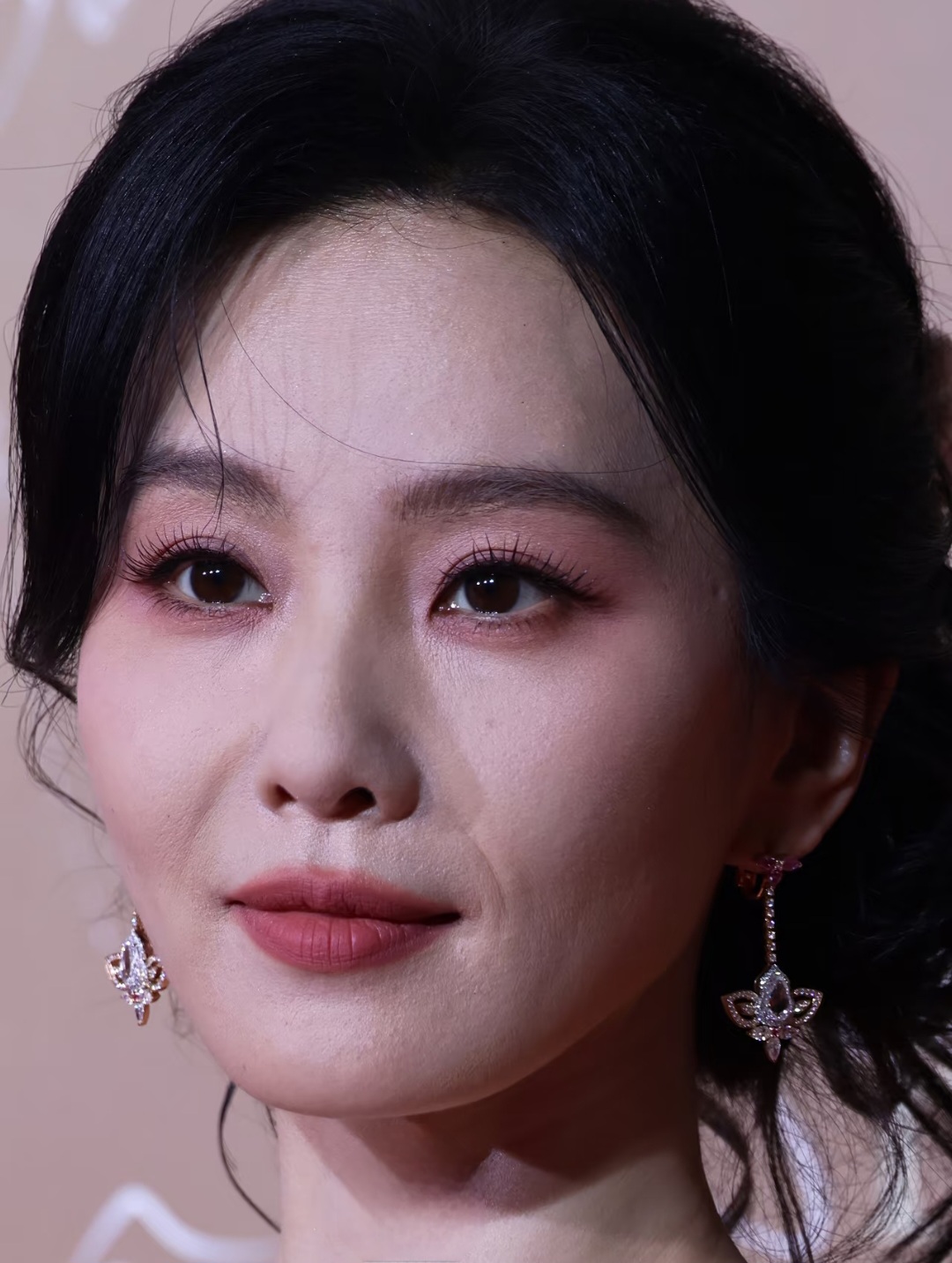 38岁的刘诗诗生图简直没法看了,又瘦又老,法令纹太深了,眼睛还是一如