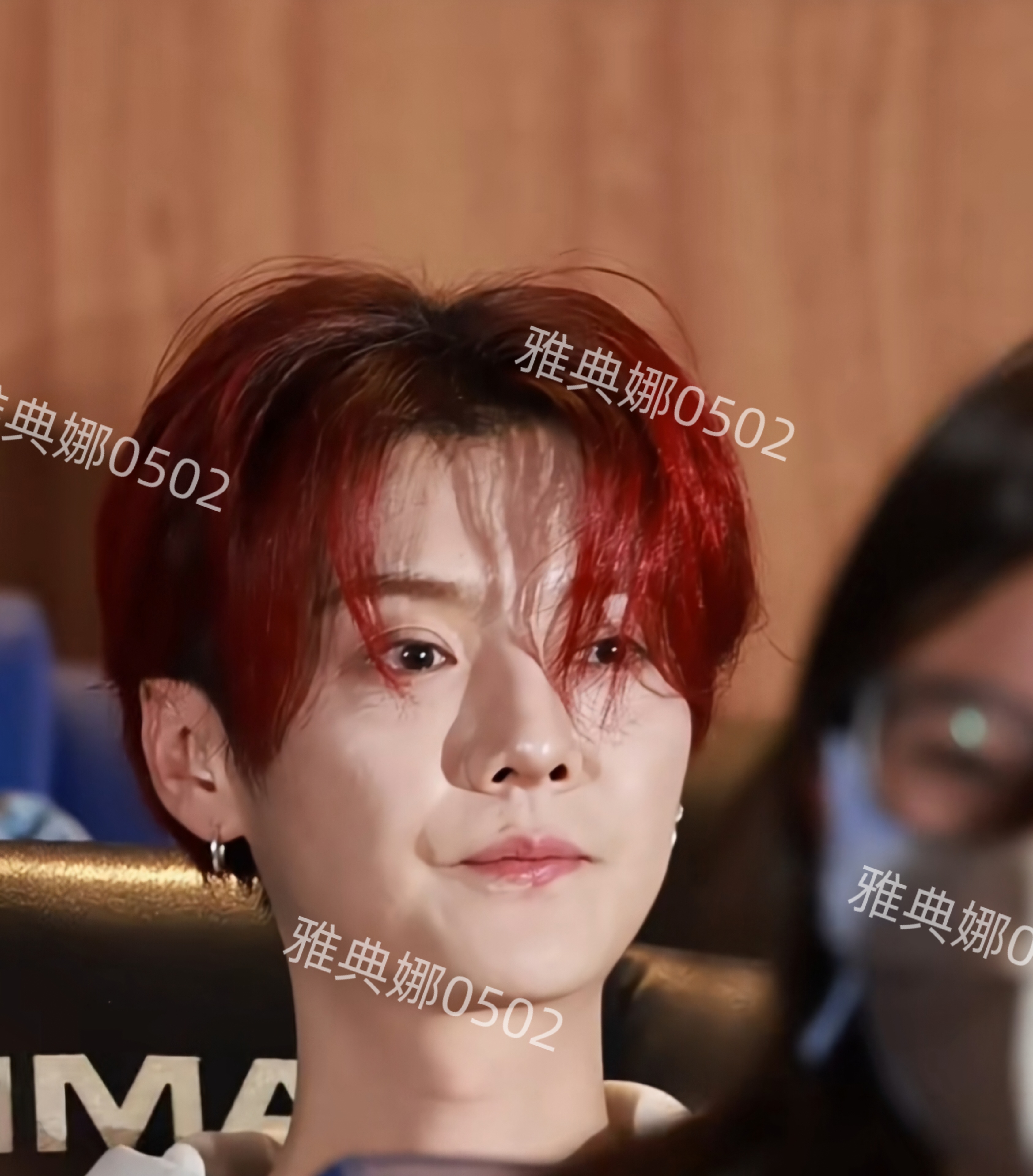 鹿晗生图也明显老了,脸发腮法令纹明显,侧脸下颌线也圆润不立体了,34