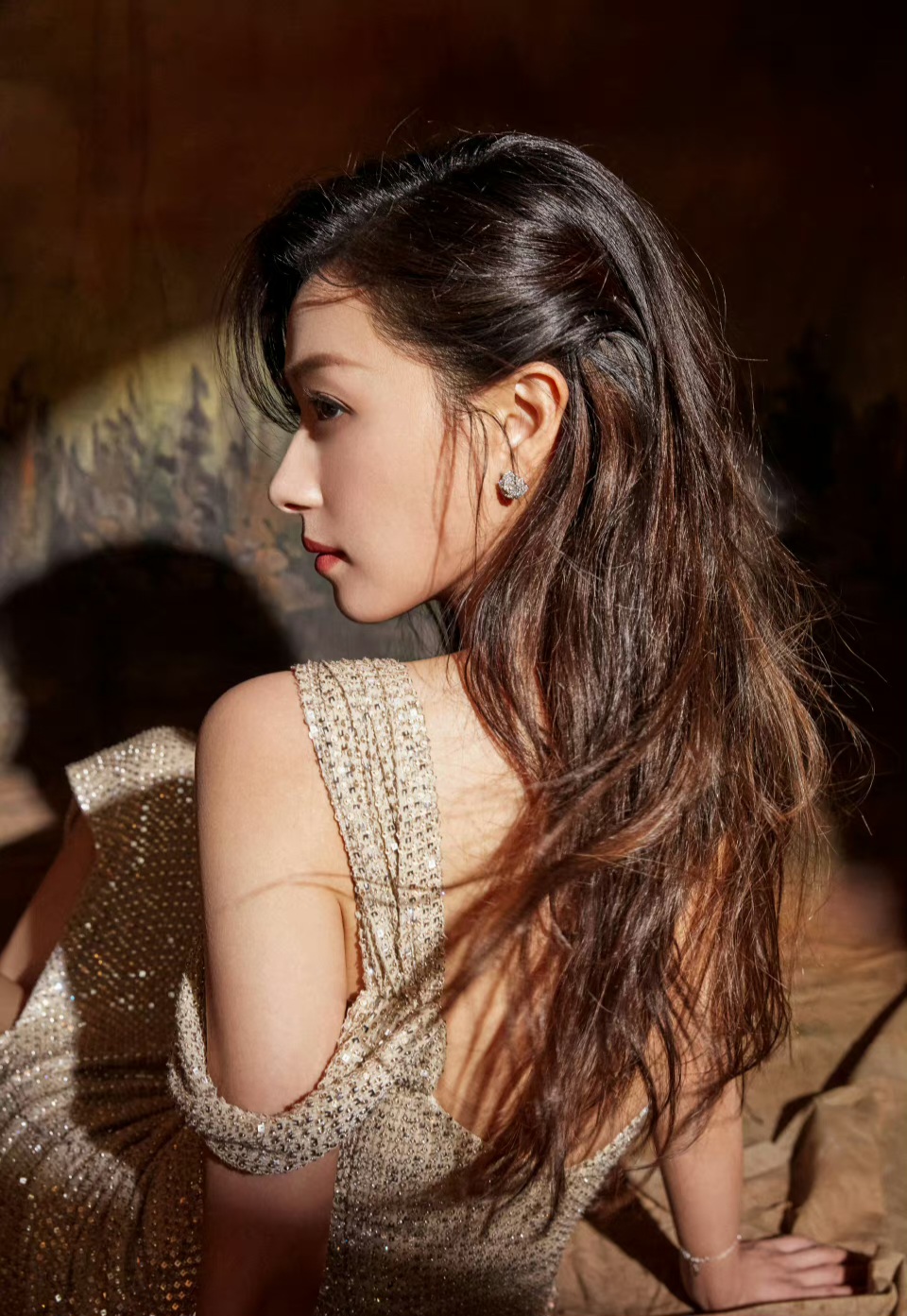 她长发真的很美很温柔,五官立体又柔和气质优雅又文艺,在女明星中很有