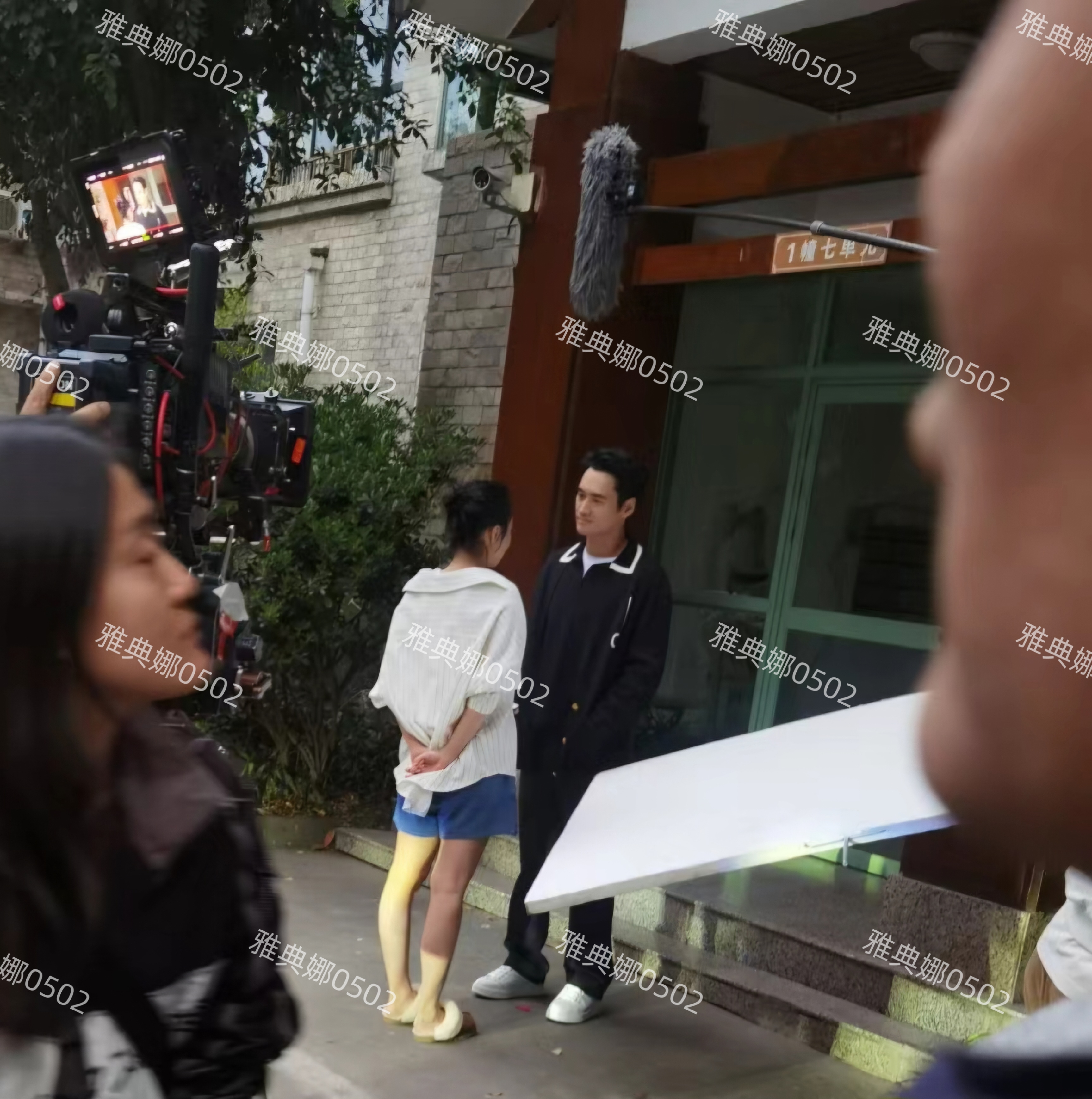 成都偶遇大嫂高叶拍戏,她本人很年轻,气质不像电视剧里那么成熟,脸小