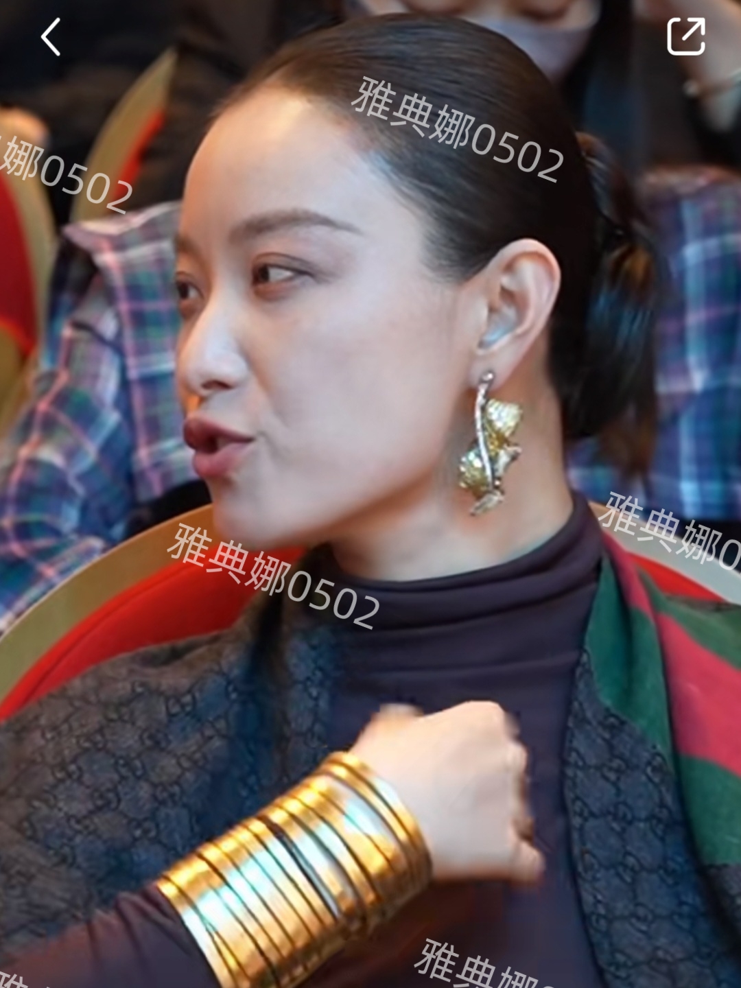 不但发际线上升黑眼圈明显法令纹特别重,年龄感也一下子上来了,眼神