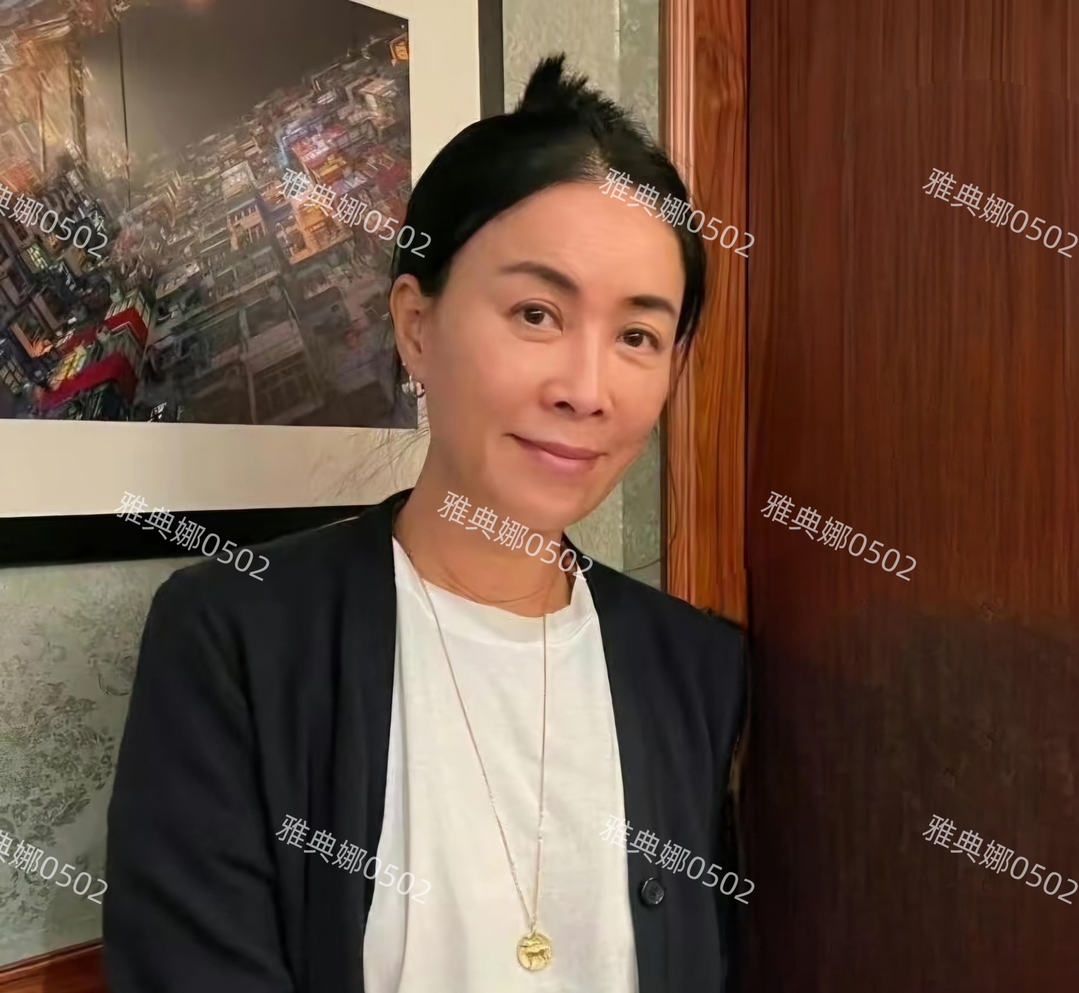 那英近照,56岁的她面色红润气色佳,与友人聚会心情很好,虽然她演唱会