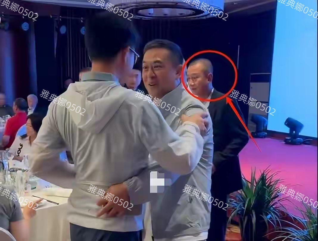 在西安籍演员聚会上,张嘉译刘奕君两位老同学见面分外高兴