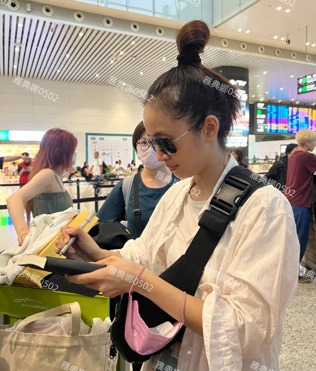 机场遇到林依晨,她瘦了好多啊,发际线也升高了好多,原来的圆脸甜妹