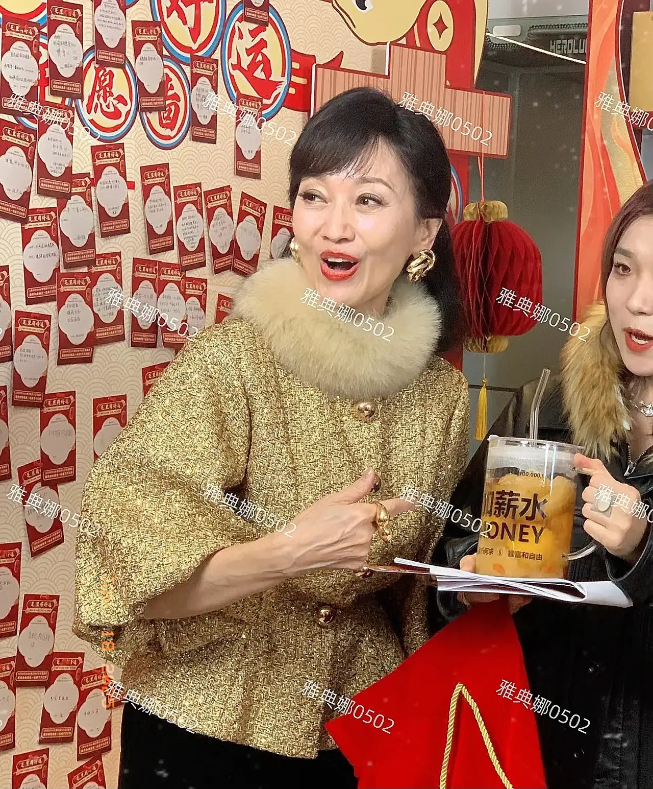 71岁的赵雅芝本人并不年轻,但她身材苗条气质好,脸上也没有整的痕迹