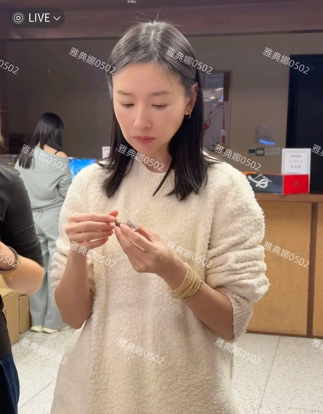 董洁太瘦了,看起来有点儿憔悴,才44岁就有白头发了