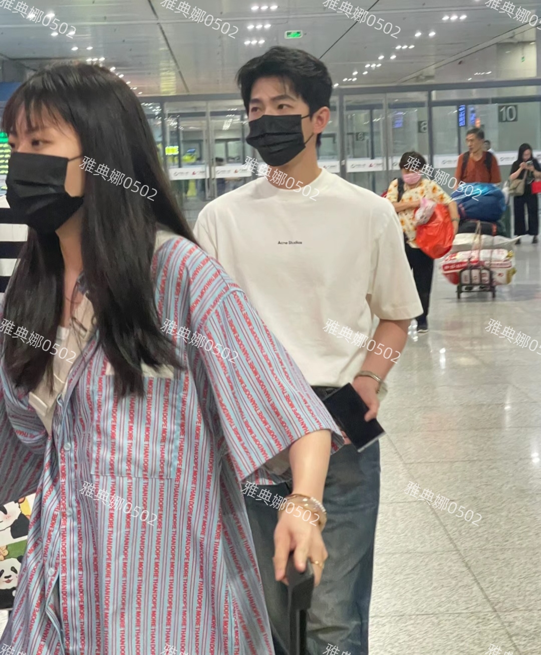 高铁站偶遇杨洋,白皙清瘦五官十分俊美,本人比照片还好看隔着口罩也能