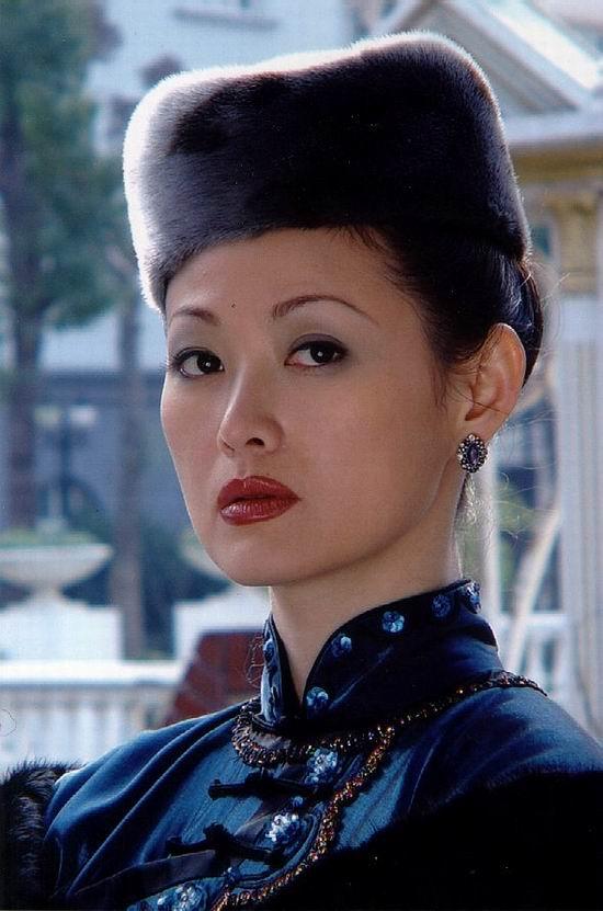 潘金莲的扮演者王思懿是个70后,今年只有53岁比伊能静还小三岁,但