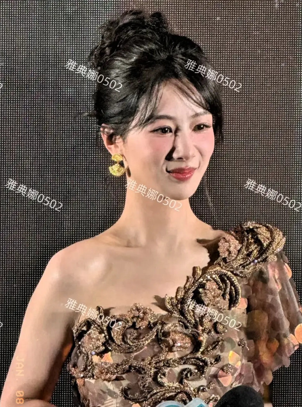 杨紫生图,太瘦了法令纹太深了好显老,虽然表情依然灵动可爱,但颜值跌