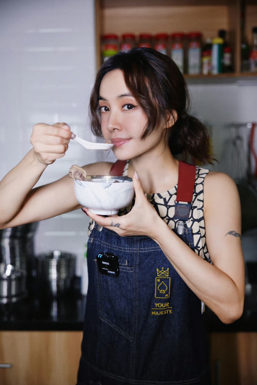 蔡依林现身广州菜市场,她不但年轻状态好,在舞台上是闪闪发光的大明星