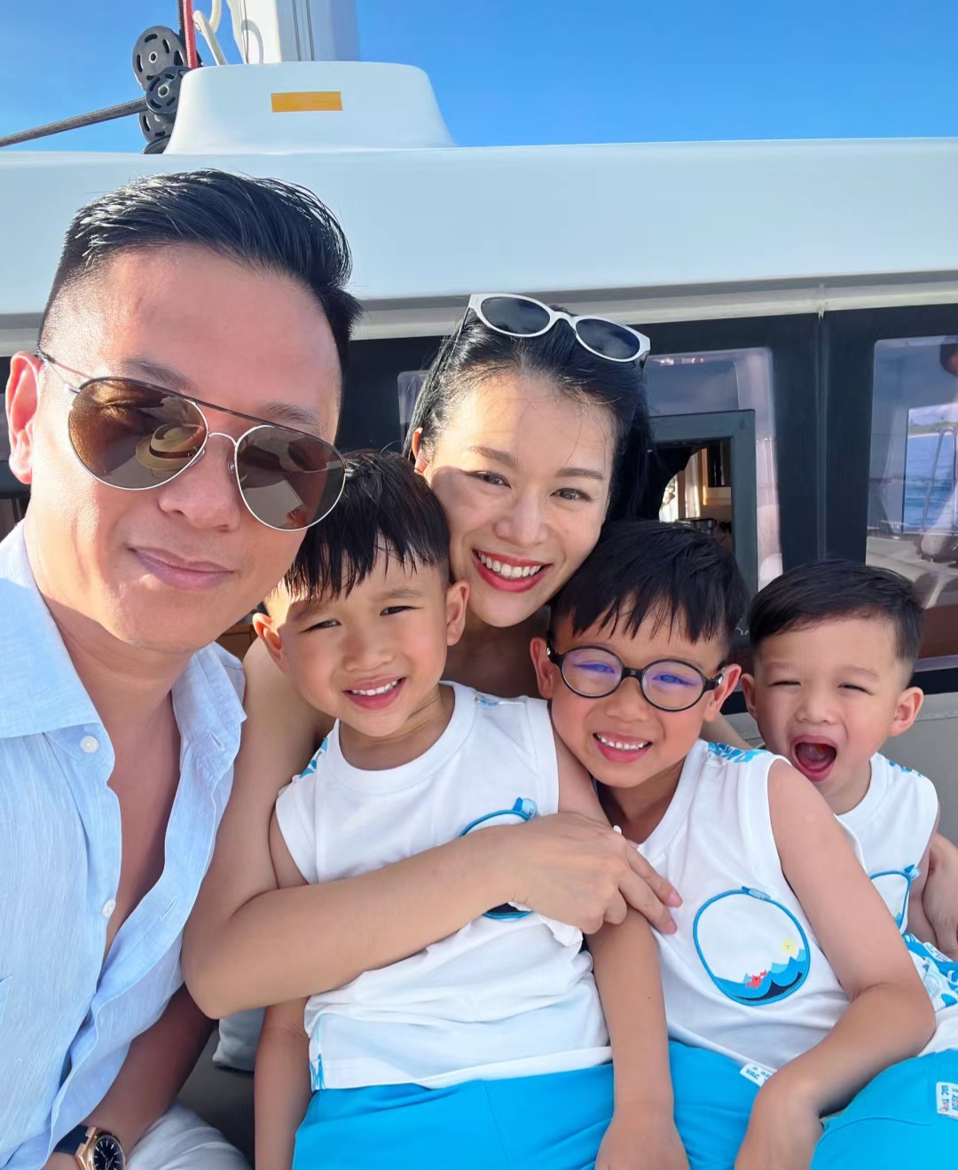 胡杏儿老公李乘德晒一家五口马尔代夫旅行照,三个儿子好可爱.