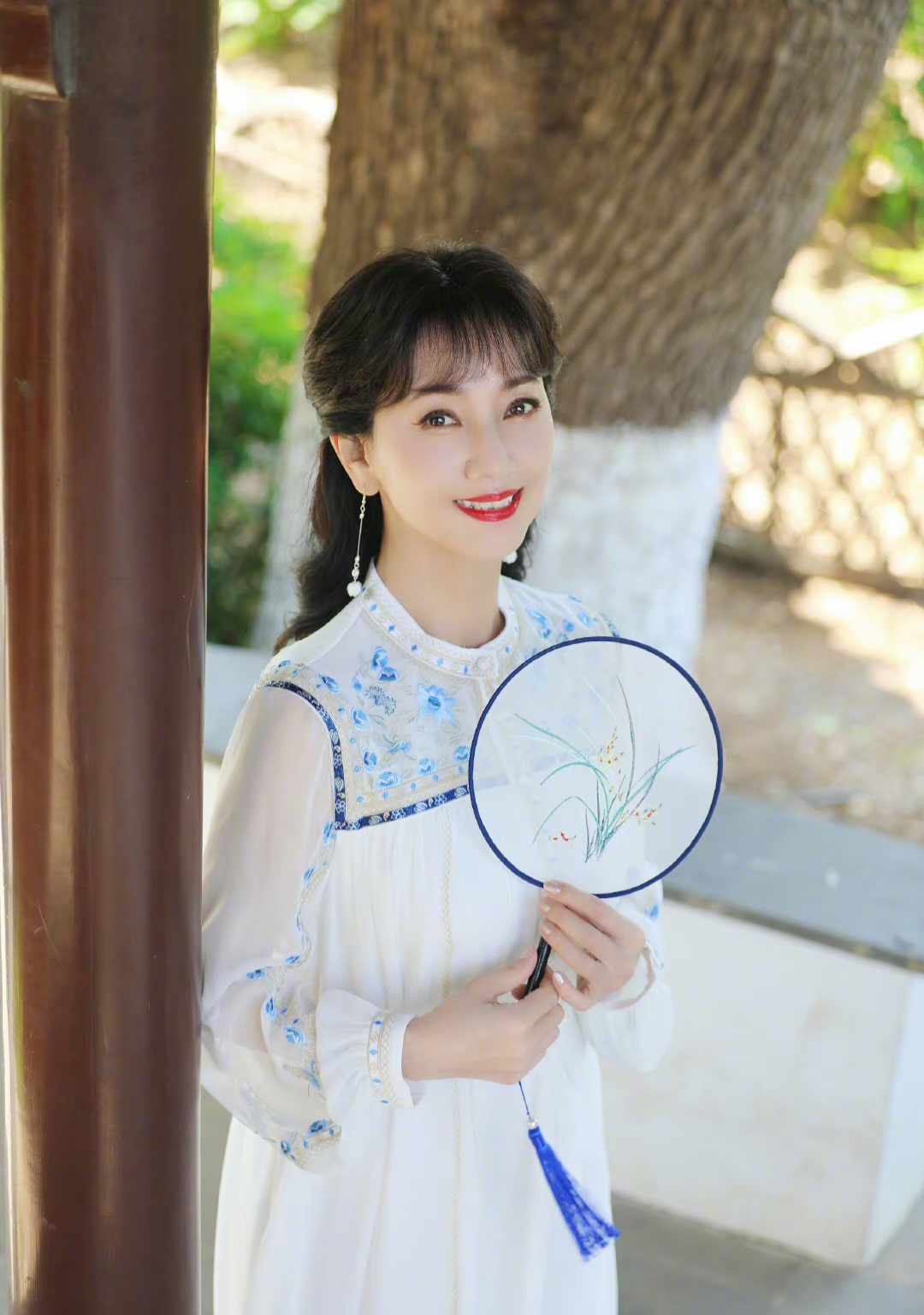 赵雅芝古风写真,70岁的她确实年轻美丽气质温婉,身段苗条顾盼生辉.