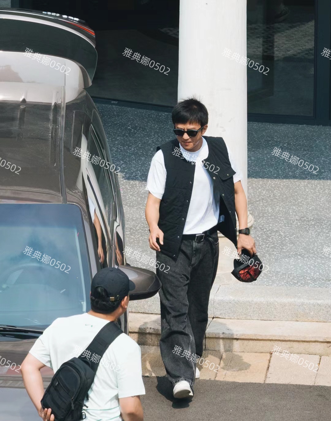 偶遇邓超,本人身材匀称不油腻很年轻,戴着墨镜很有明星范儿,真人比