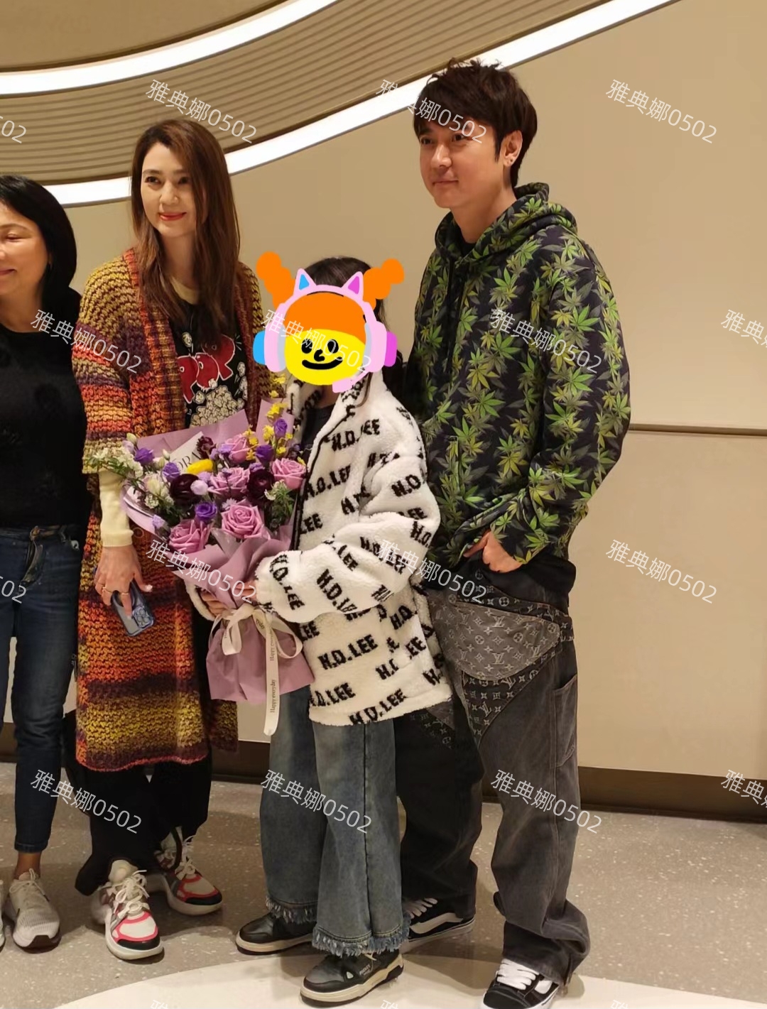 张丹峰有些发福了没有以前帅了,他们10岁的女儿很