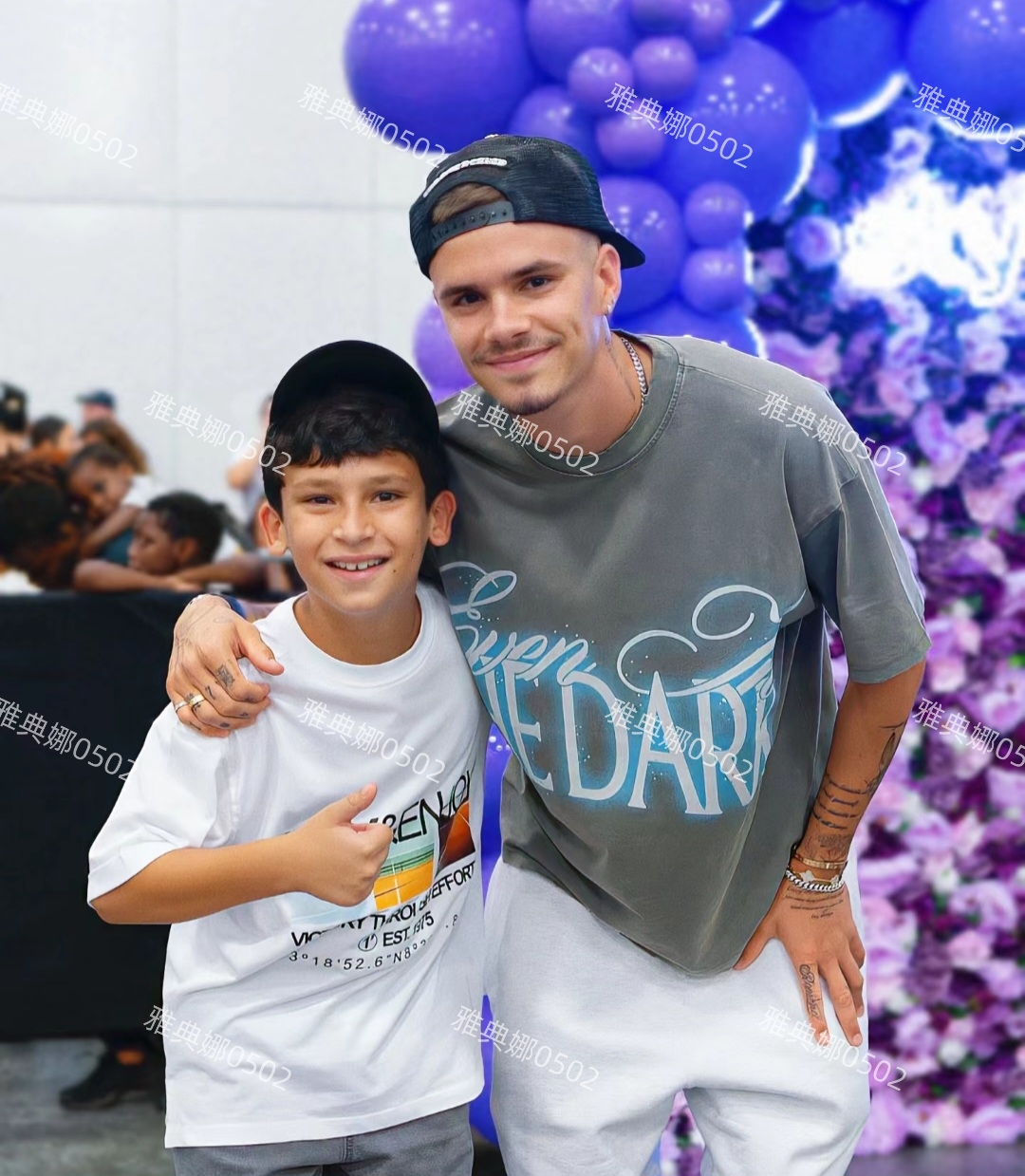 贝克汉姆夫妇带着女儿小七和儿子罗密欧出席活动,50岁的贝嫂瘦得只剩