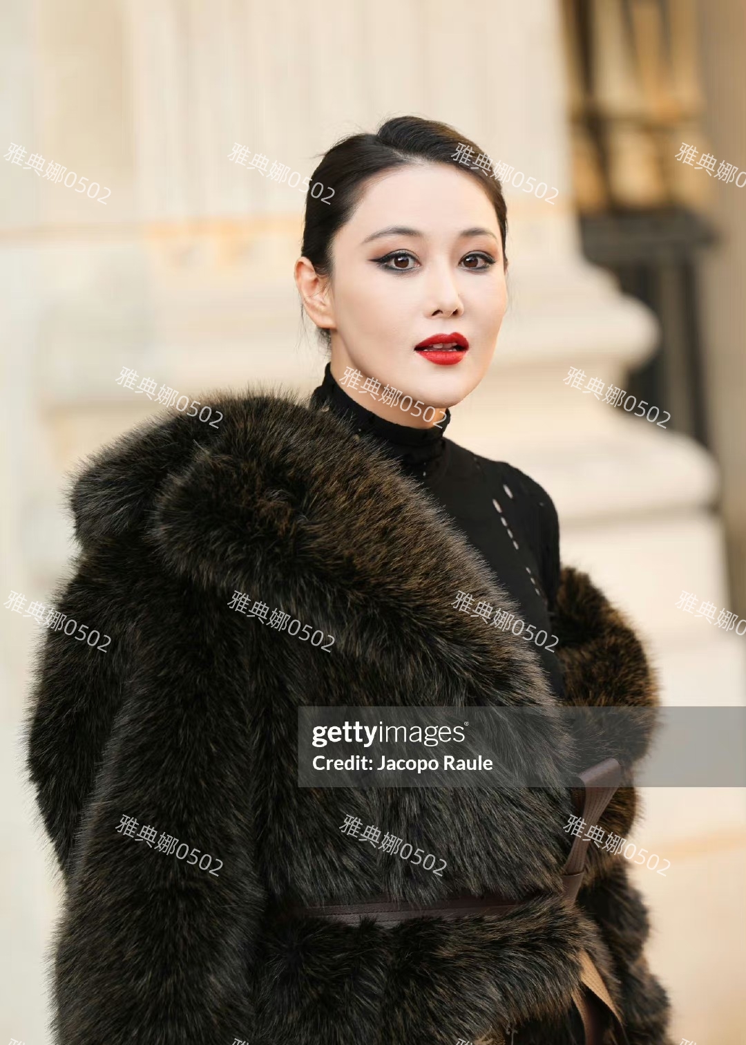 张馨予巴黎时装周生图,造型廉价妆容脏,体态不佳气质也不够高级.