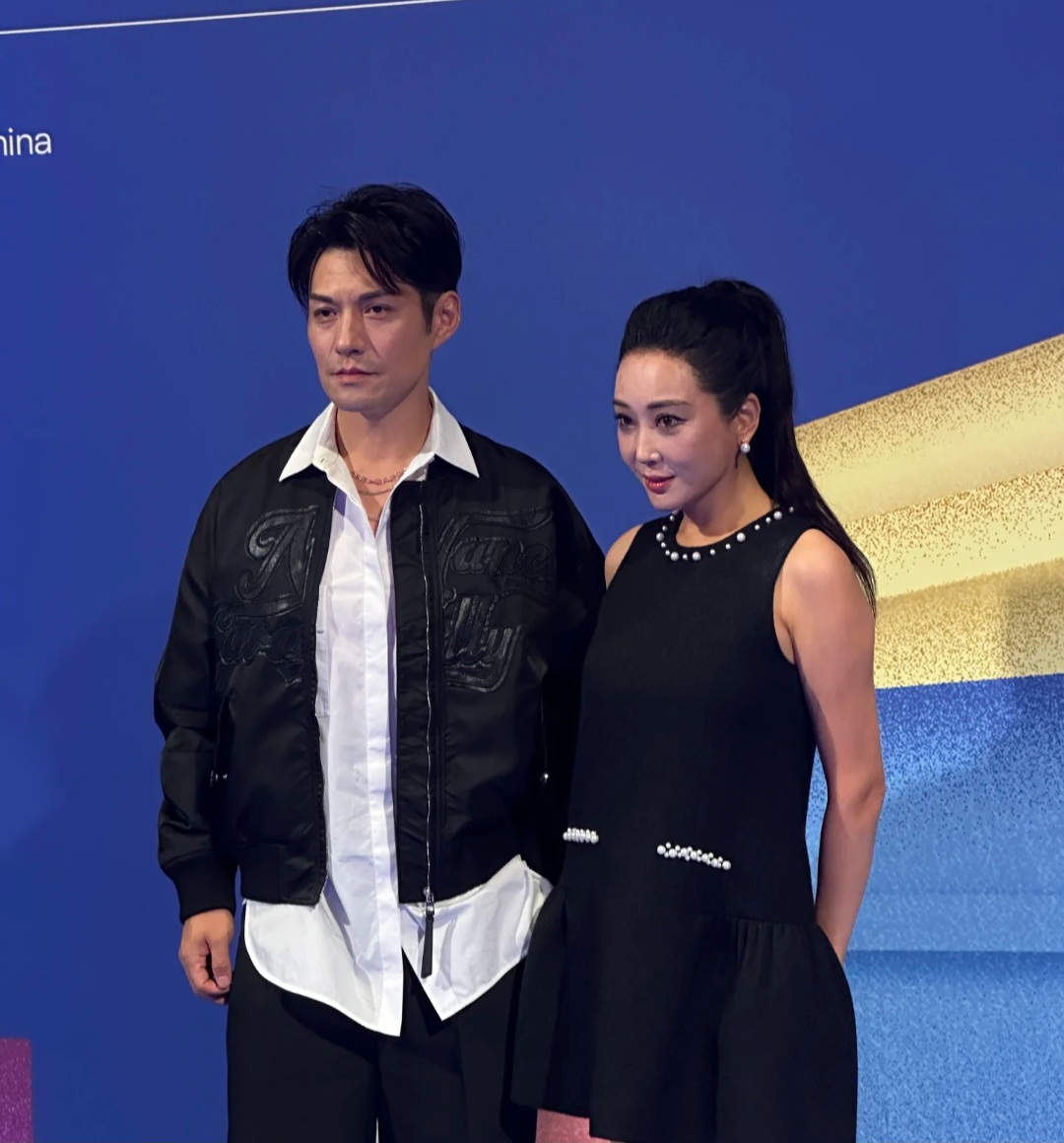 严屹宽的老婆杜若溪明明比他小6岁,却看起来比他老很多,长相普通还是