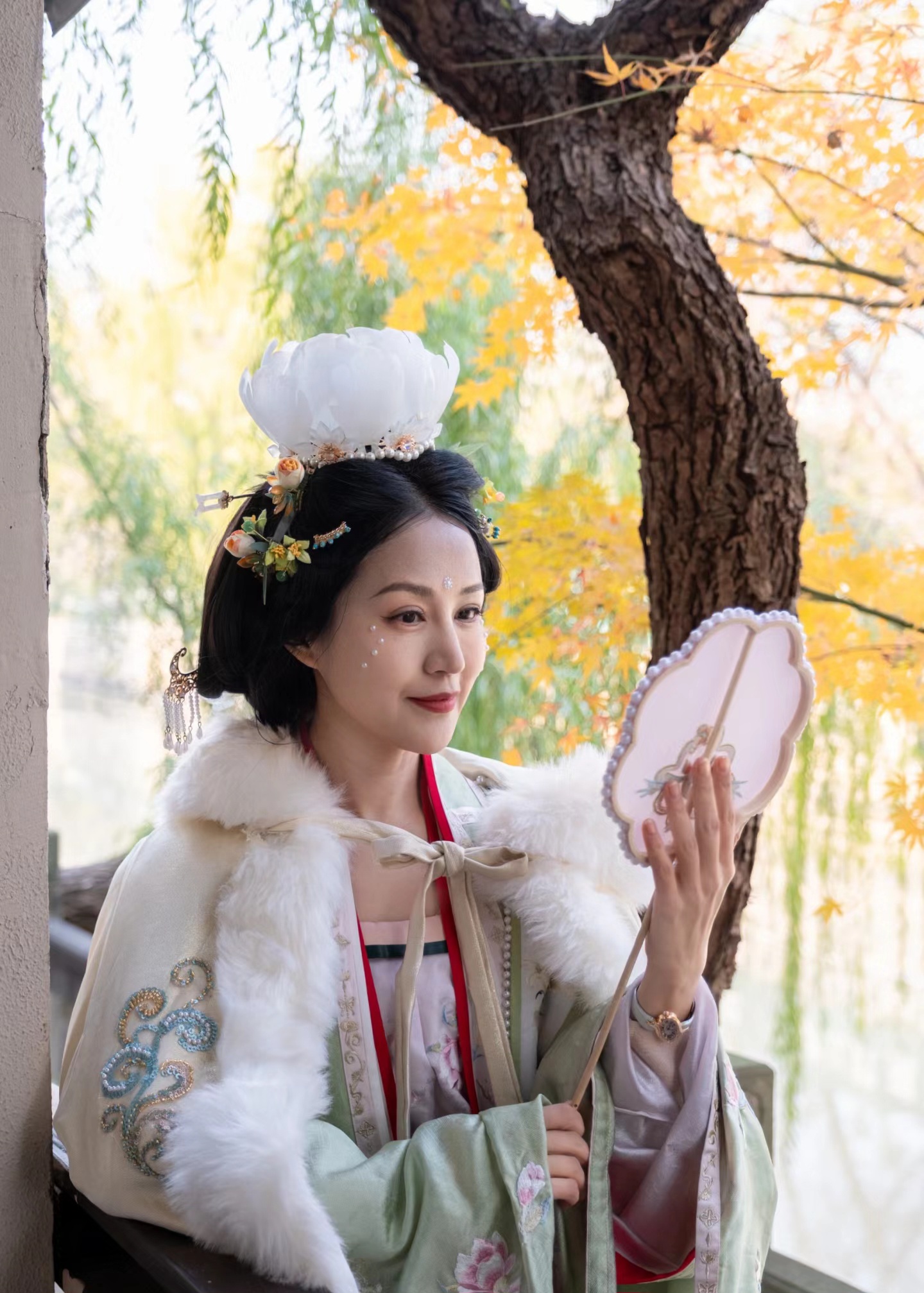 陆毅的老婆鲍蕾带着两个女儿到杭州体验古装