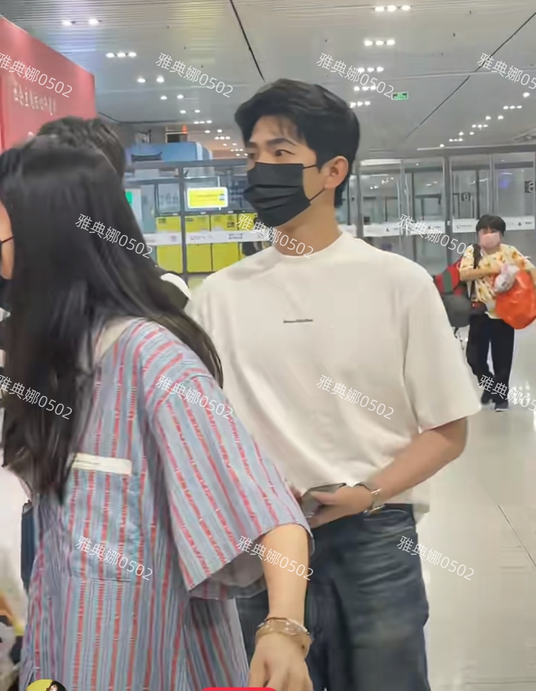 高铁站偶遇杨洋,白皙清瘦五官十分俊美,本人比照片还好看隔着口罩也能